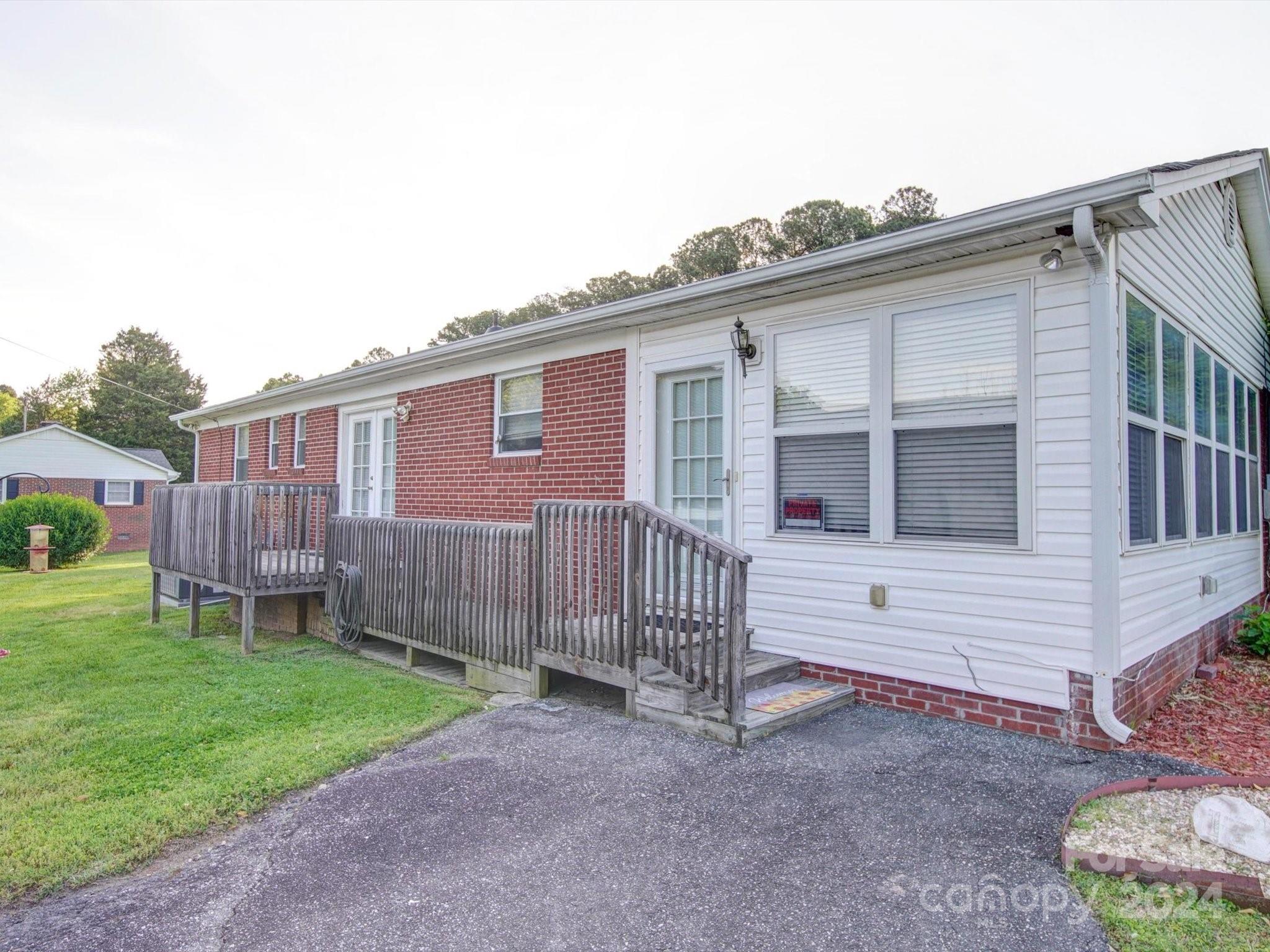 3261 Robinwood Road