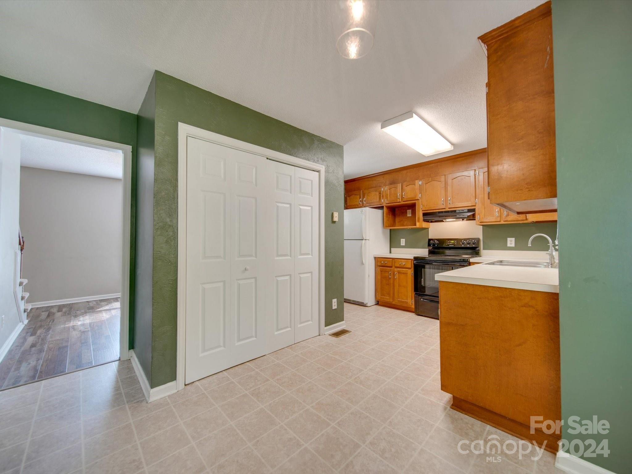 1942 Rhoden Court