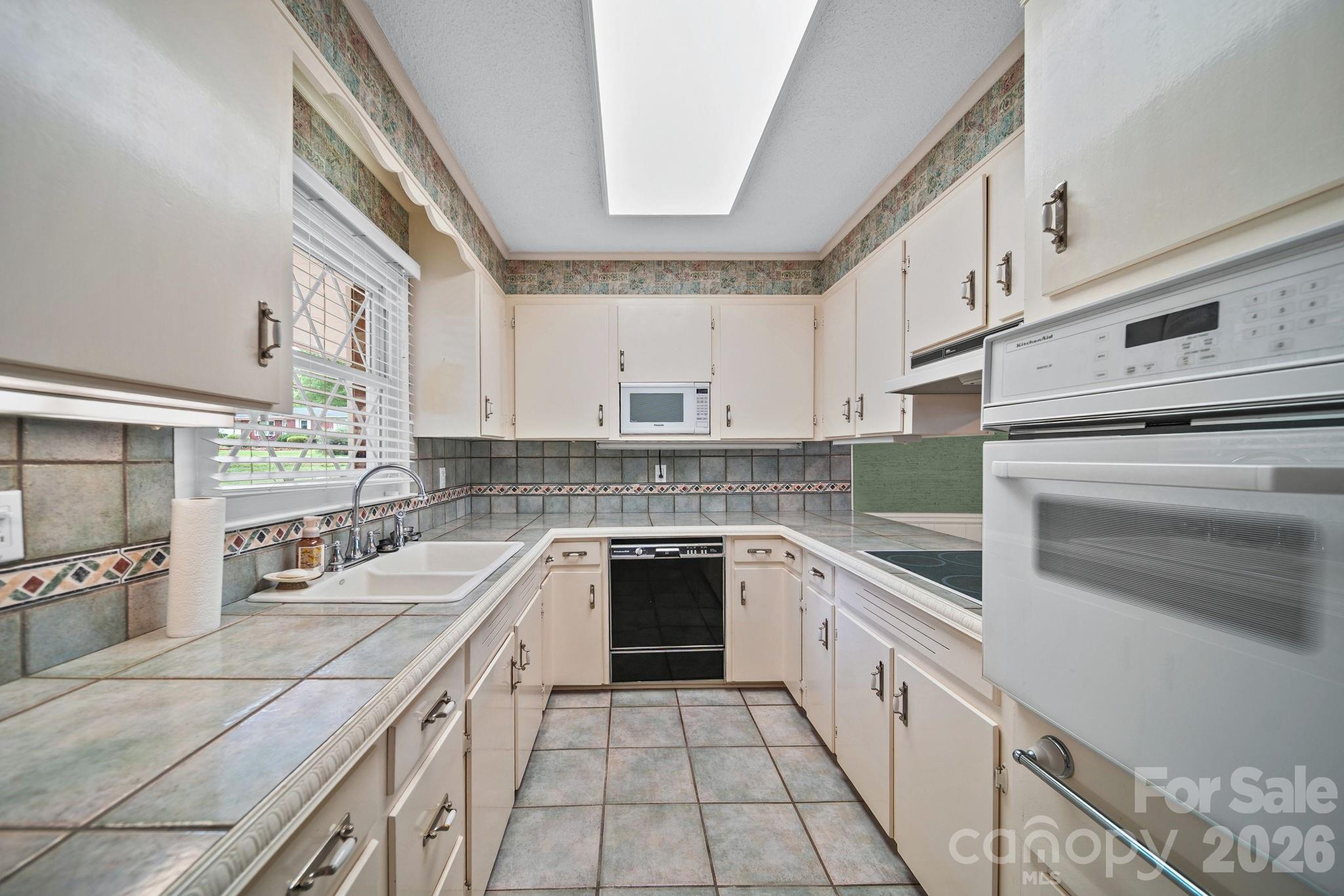 2037 Helen Drive