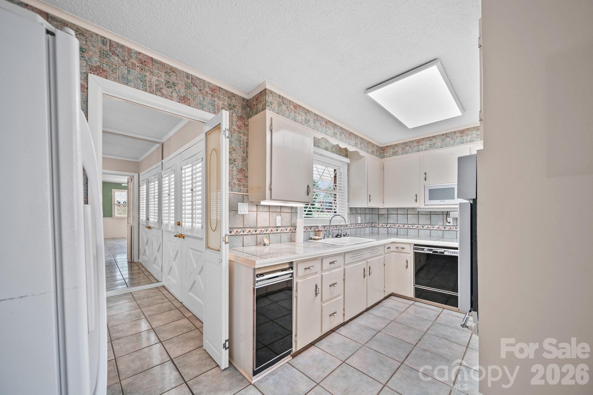 2037 Helen Drive