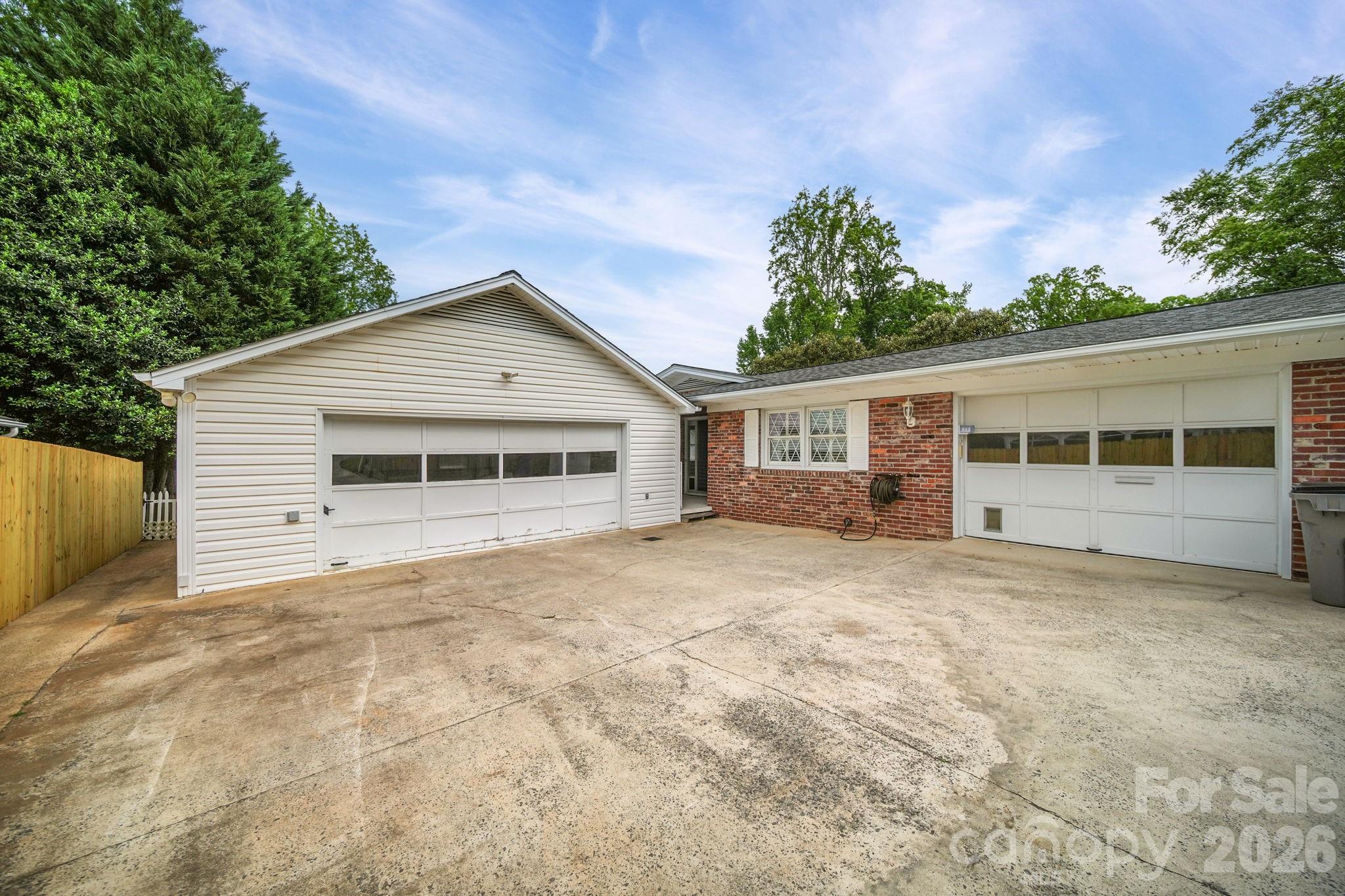 2037 Helen Drive