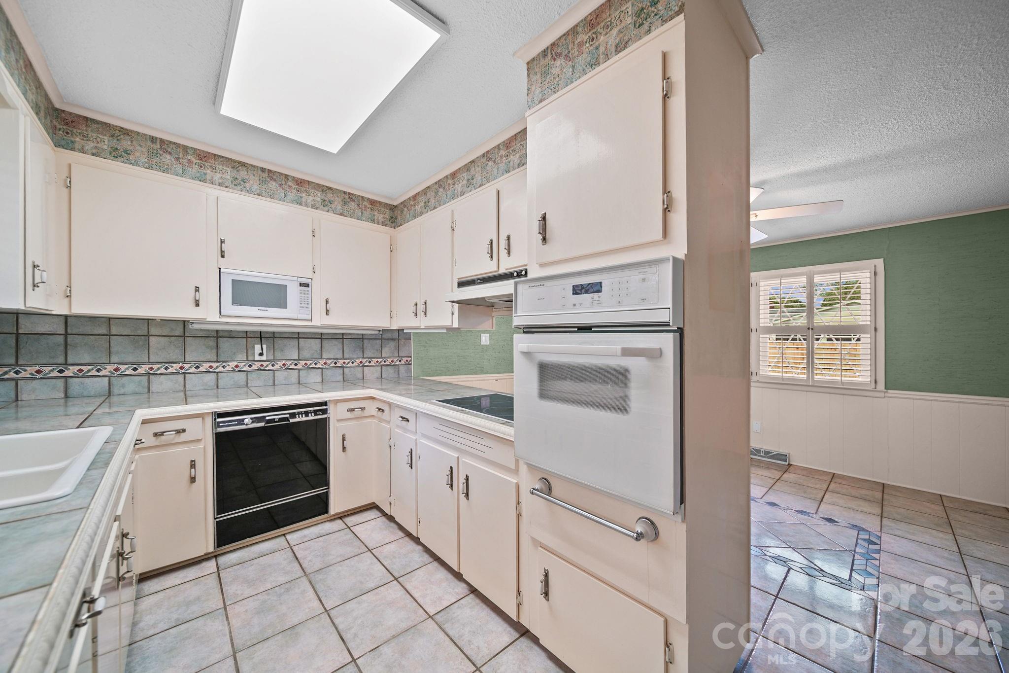 2037 Helen Drive