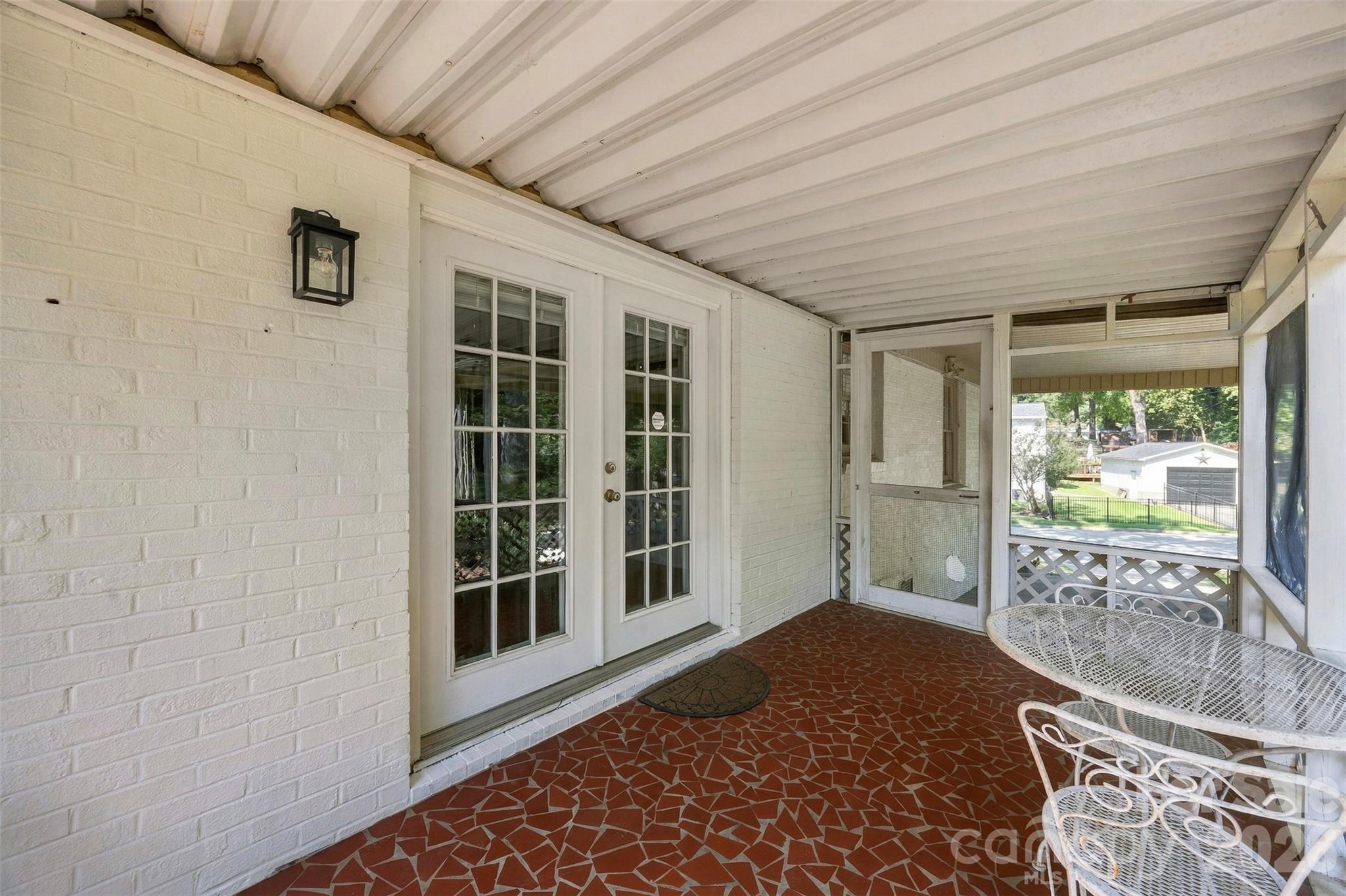 1400 Lynhurst Drive