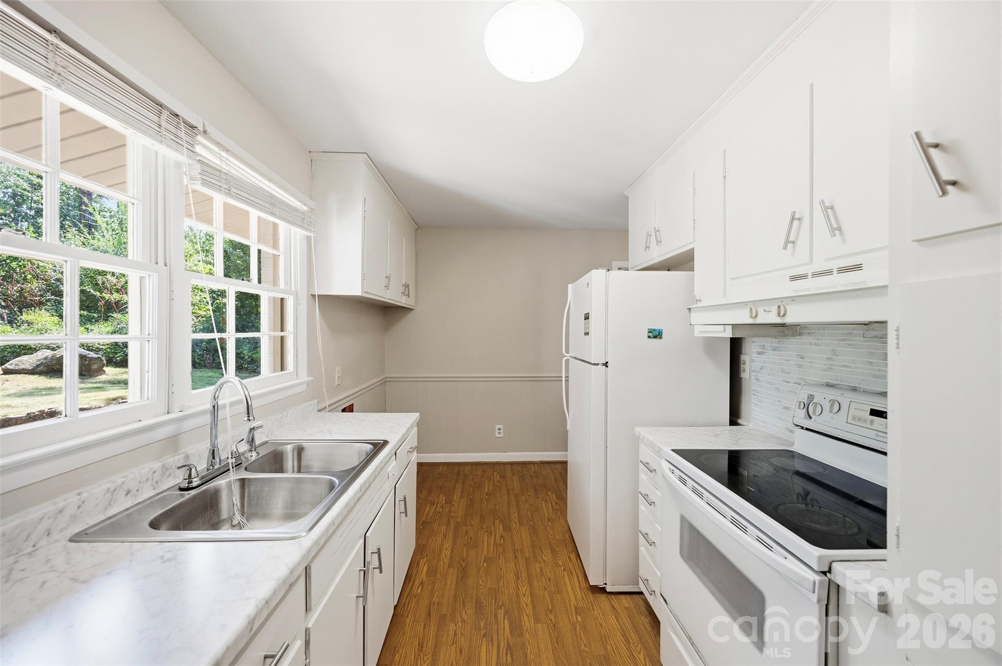 1400 Lynhurst Drive