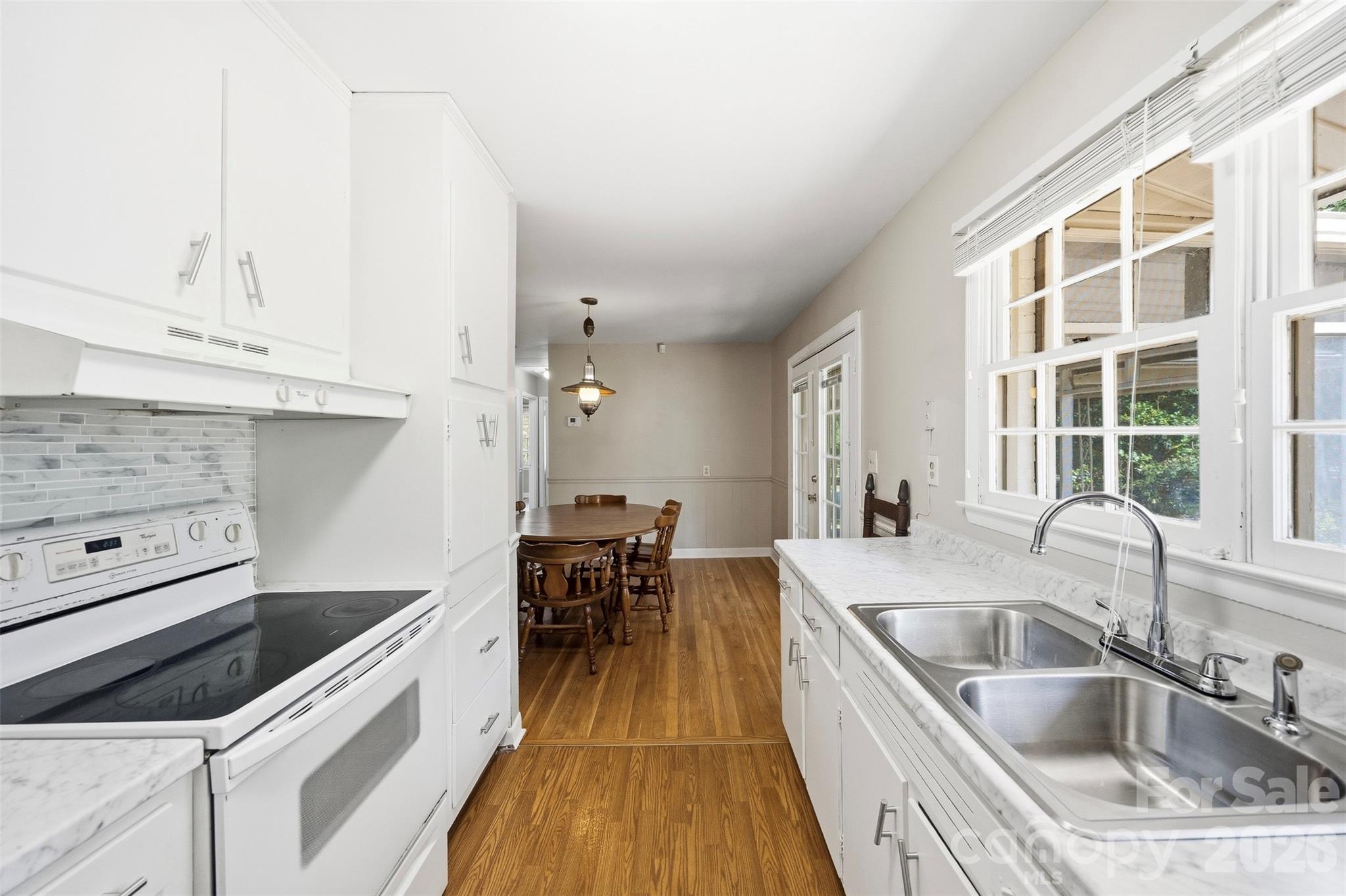 1400 Lynhurst Drive