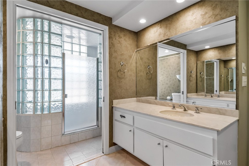 412 S Oakgrove Circle