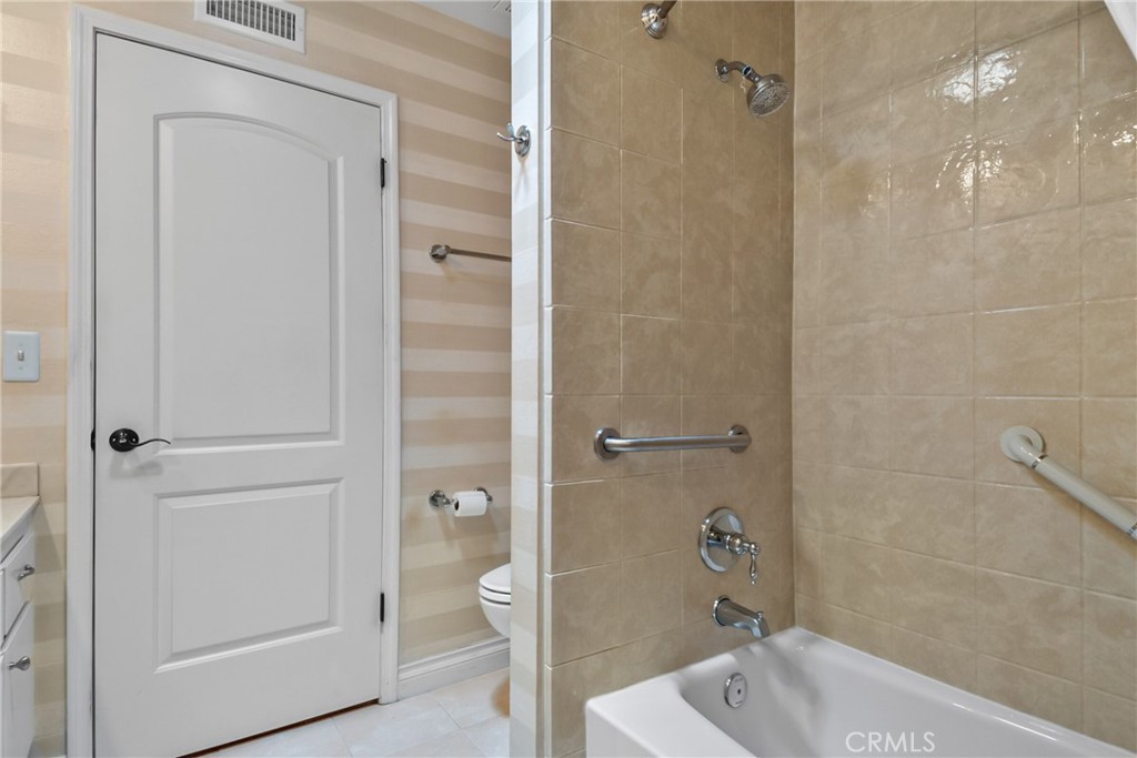 412 S Oakgrove Circle