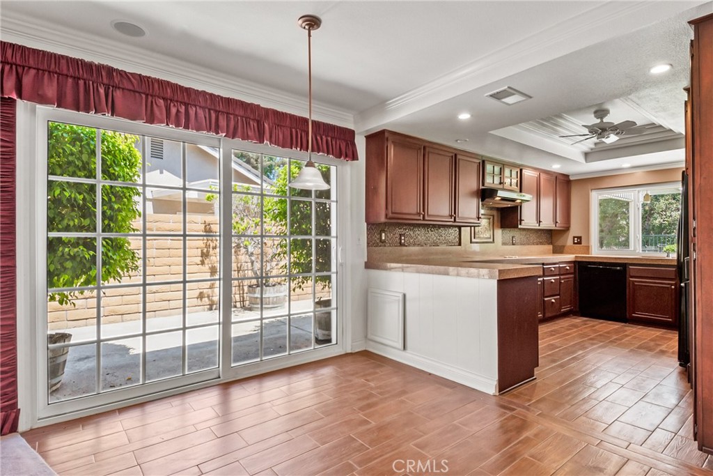 412 S Oakgrove Circle