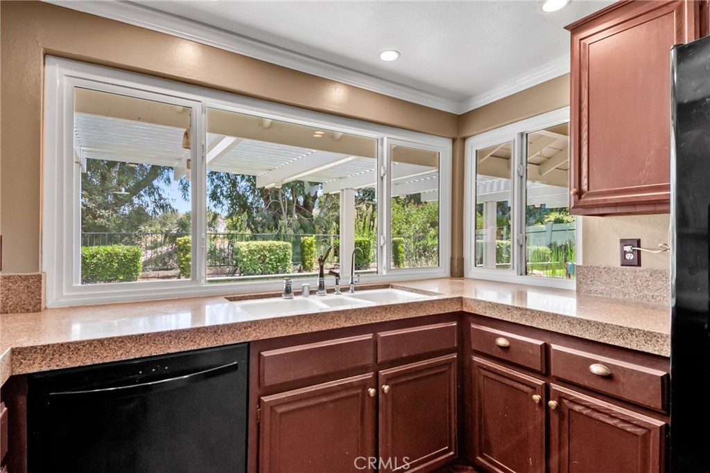 412 S Oakgrove Circle