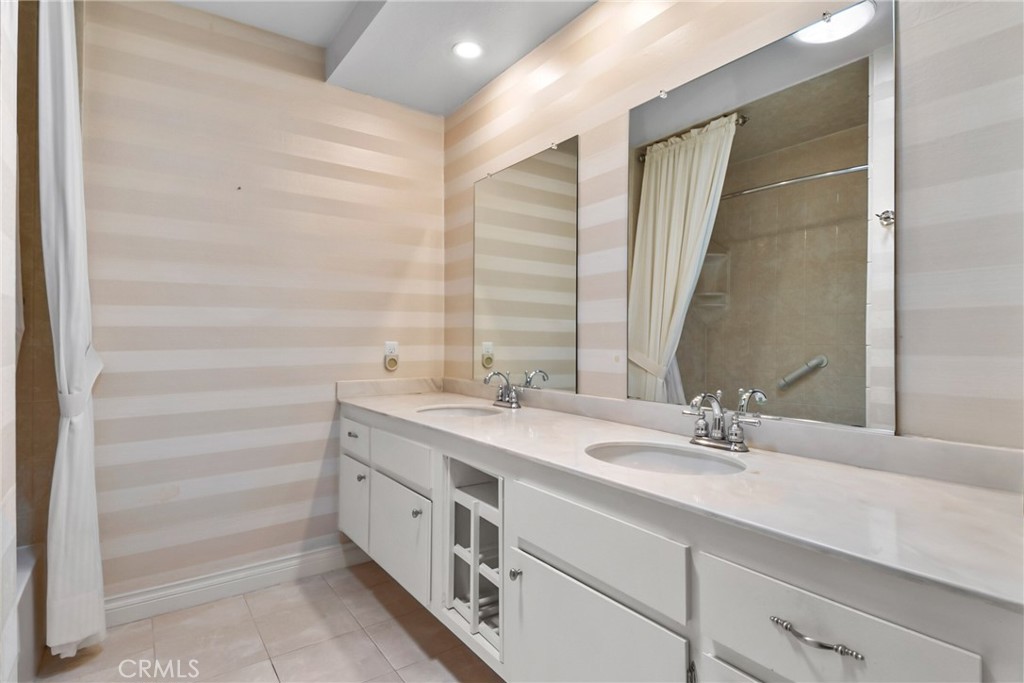 412 S Oakgrove Circle