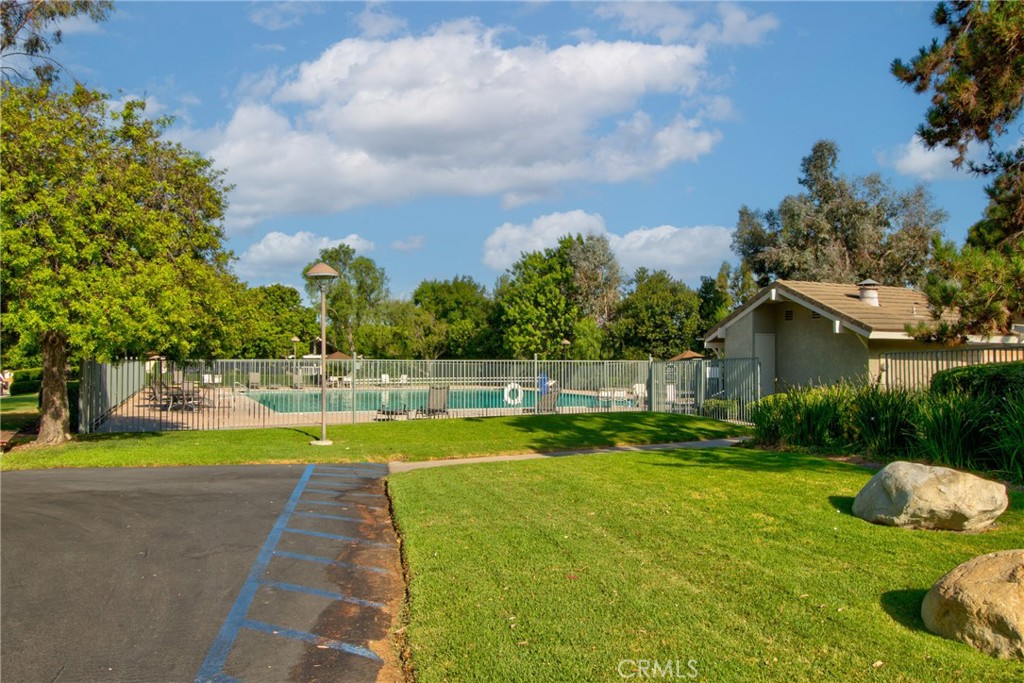 412 S Oakgrove Circle