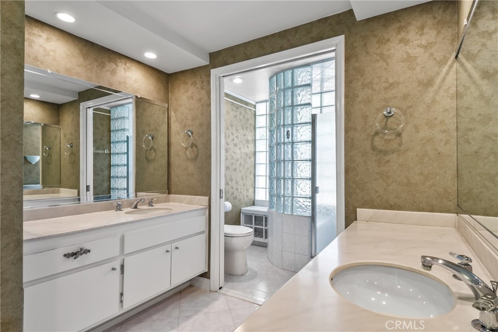 412 S Oakgrove Circle