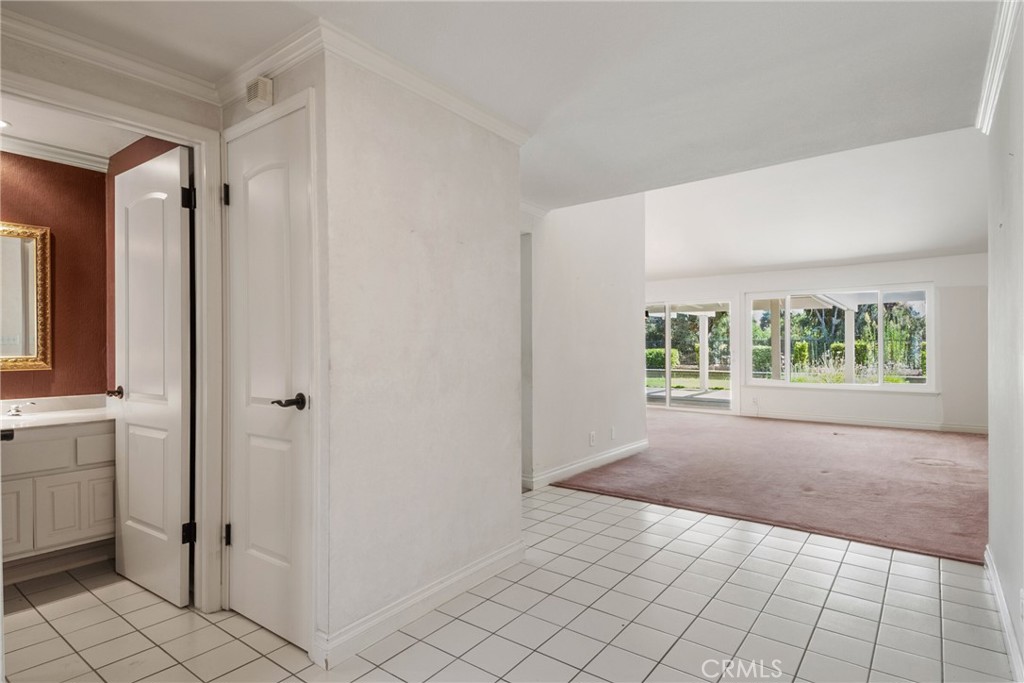 412 S Oakgrove Circle