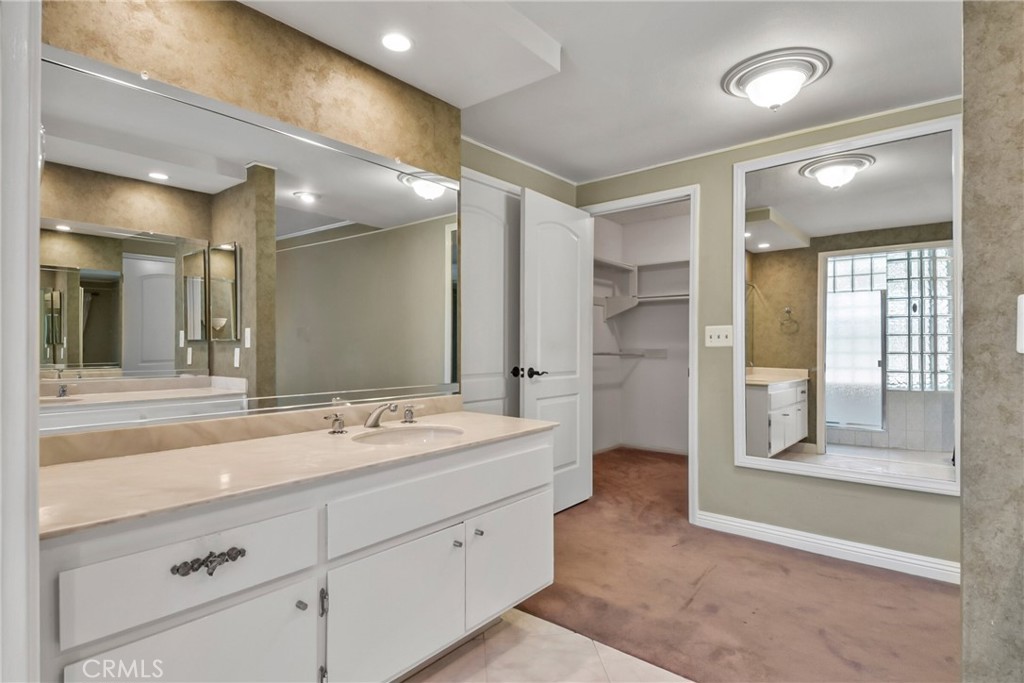 412 S Oakgrove Circle