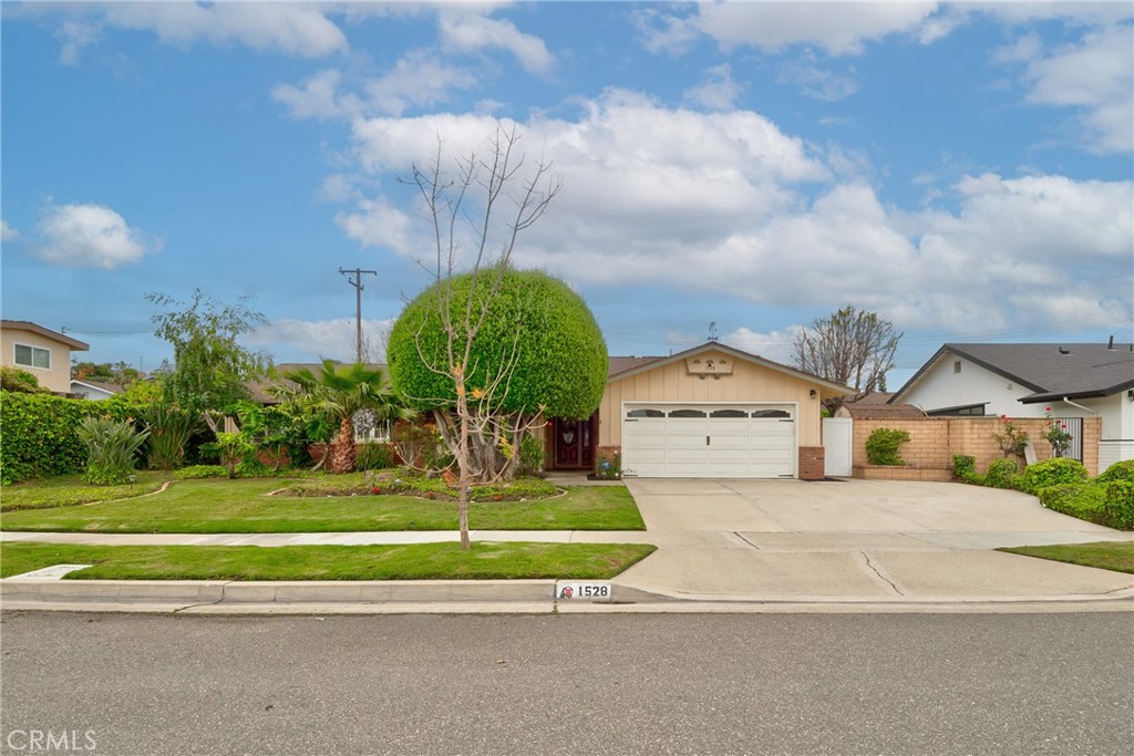 1528 E San Alto Avenue