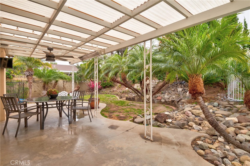 1528 E San Alto Avenue