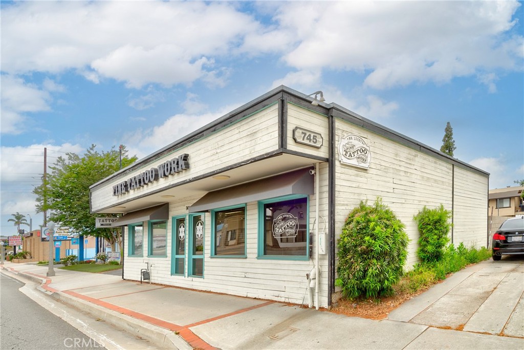 745 W Chapman Avenue