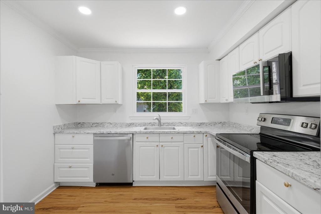 10598 REEDS LANDING CIRCLE