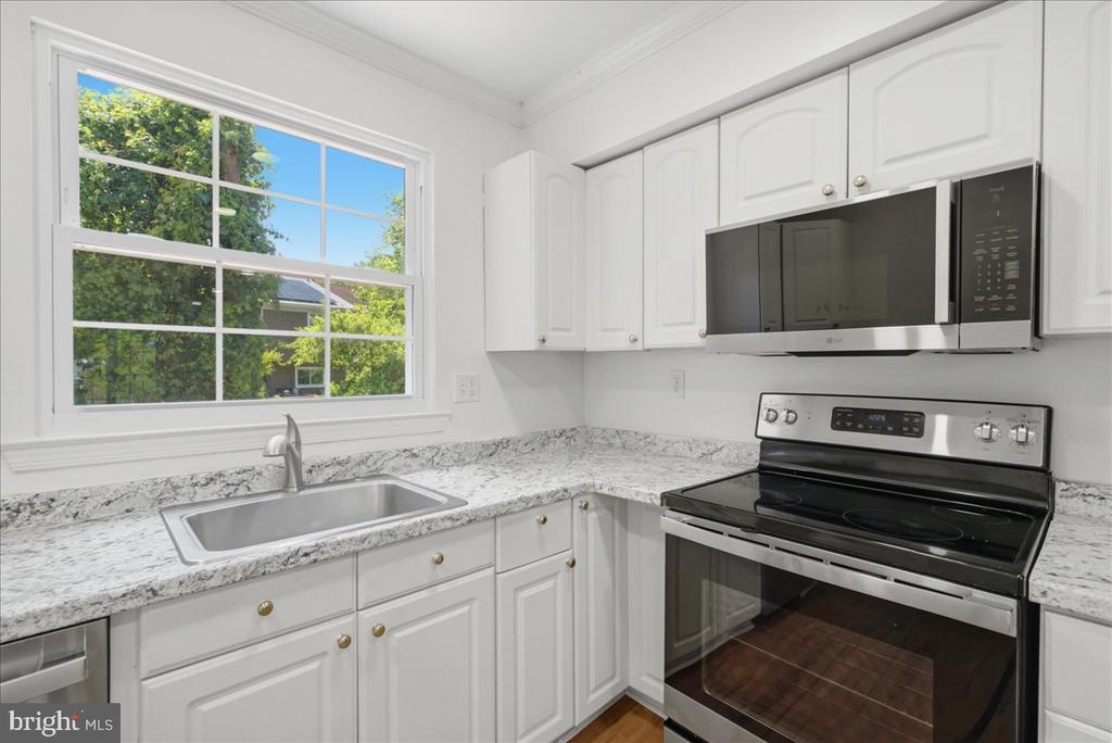 10598 REEDS LANDING CIRCLE