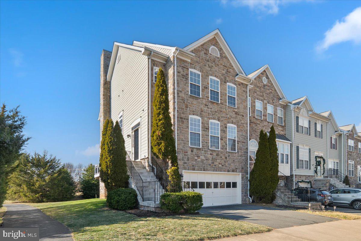 927 BUTTONWOOD TERRACE NE