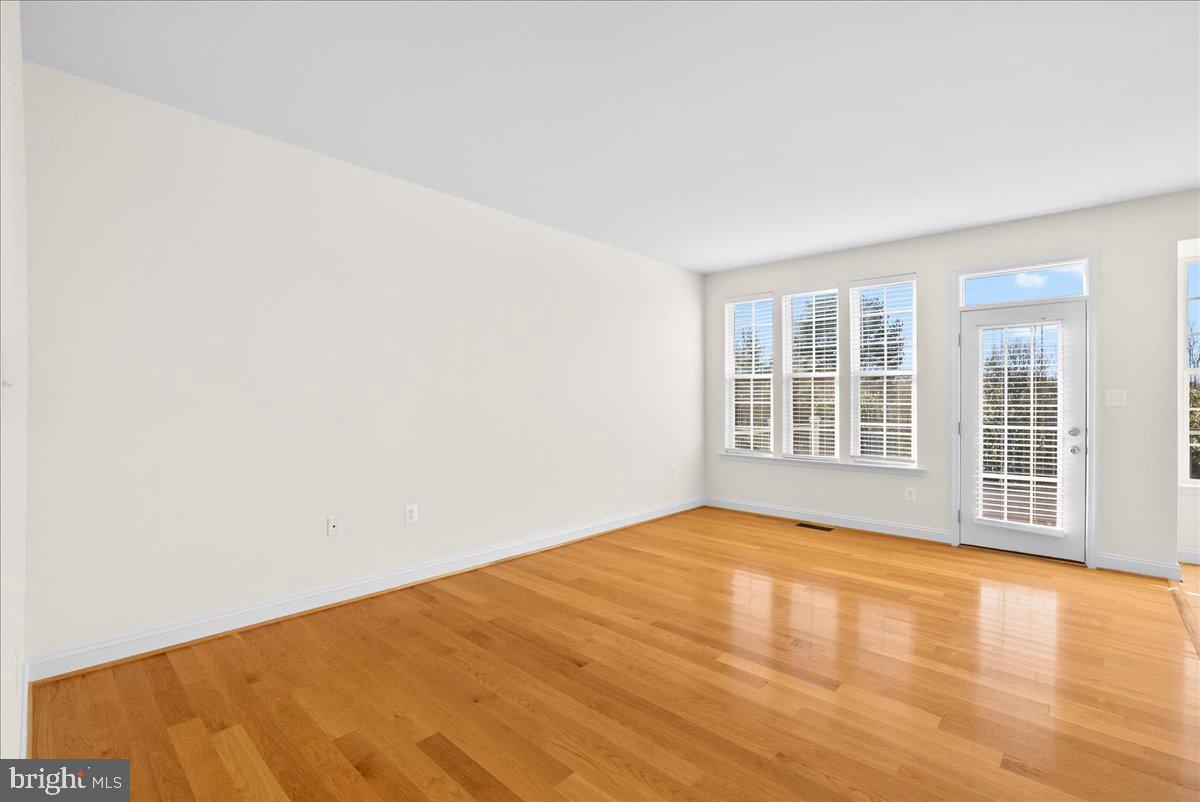 927 BUTTONWOOD TERRACE NE