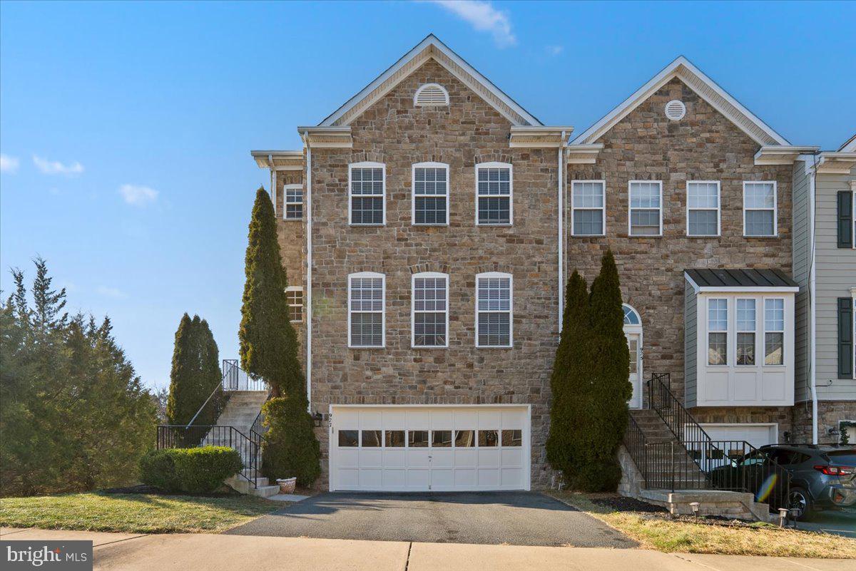 927 BUTTONWOOD TERRACE NE