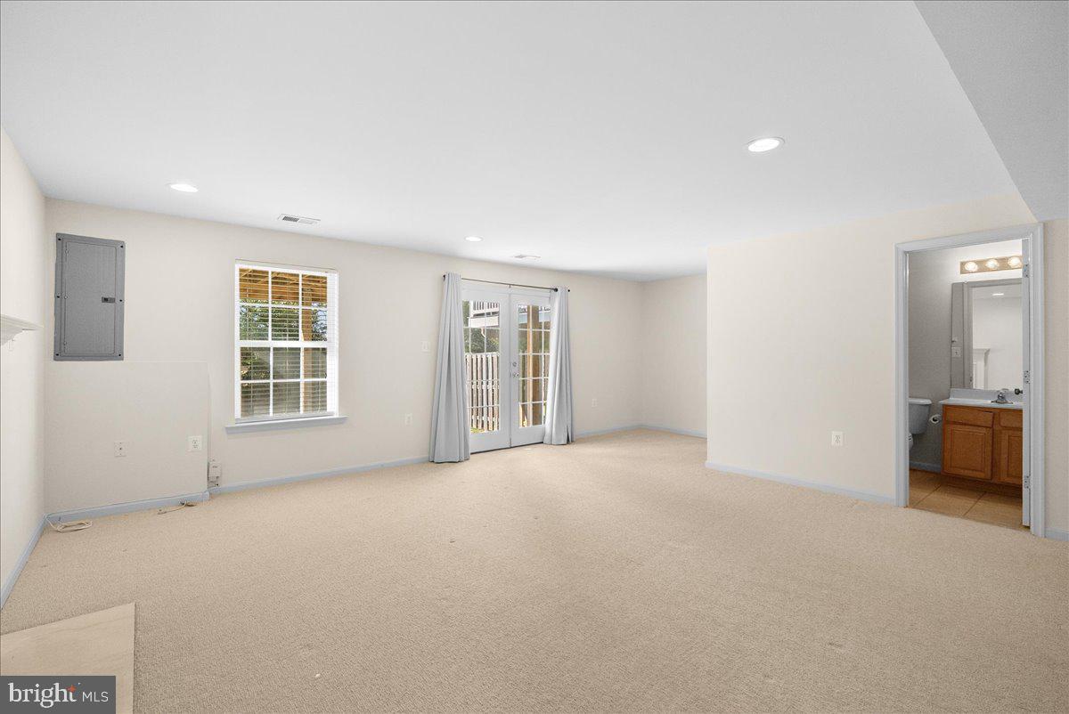 927 BUTTONWOOD TERRACE NE