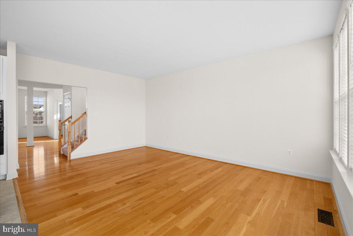 927 BUTTONWOOD TERRACE NE