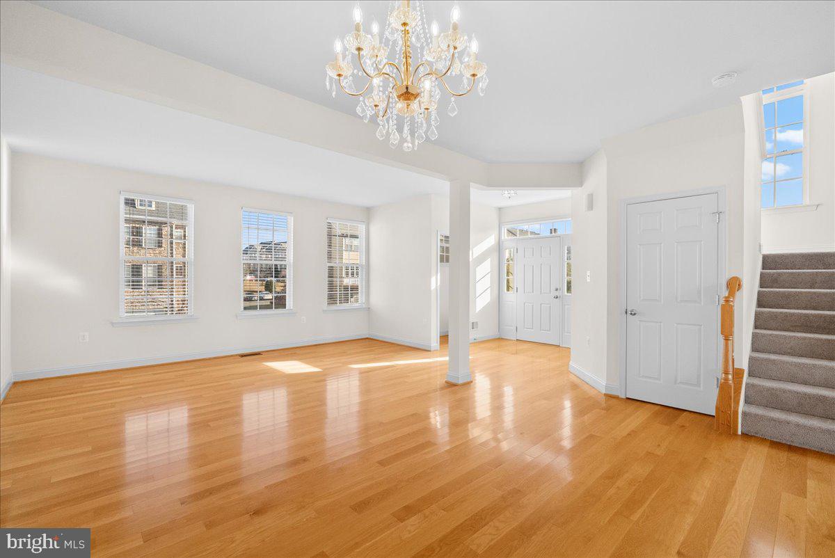 927 BUTTONWOOD TERRACE NE