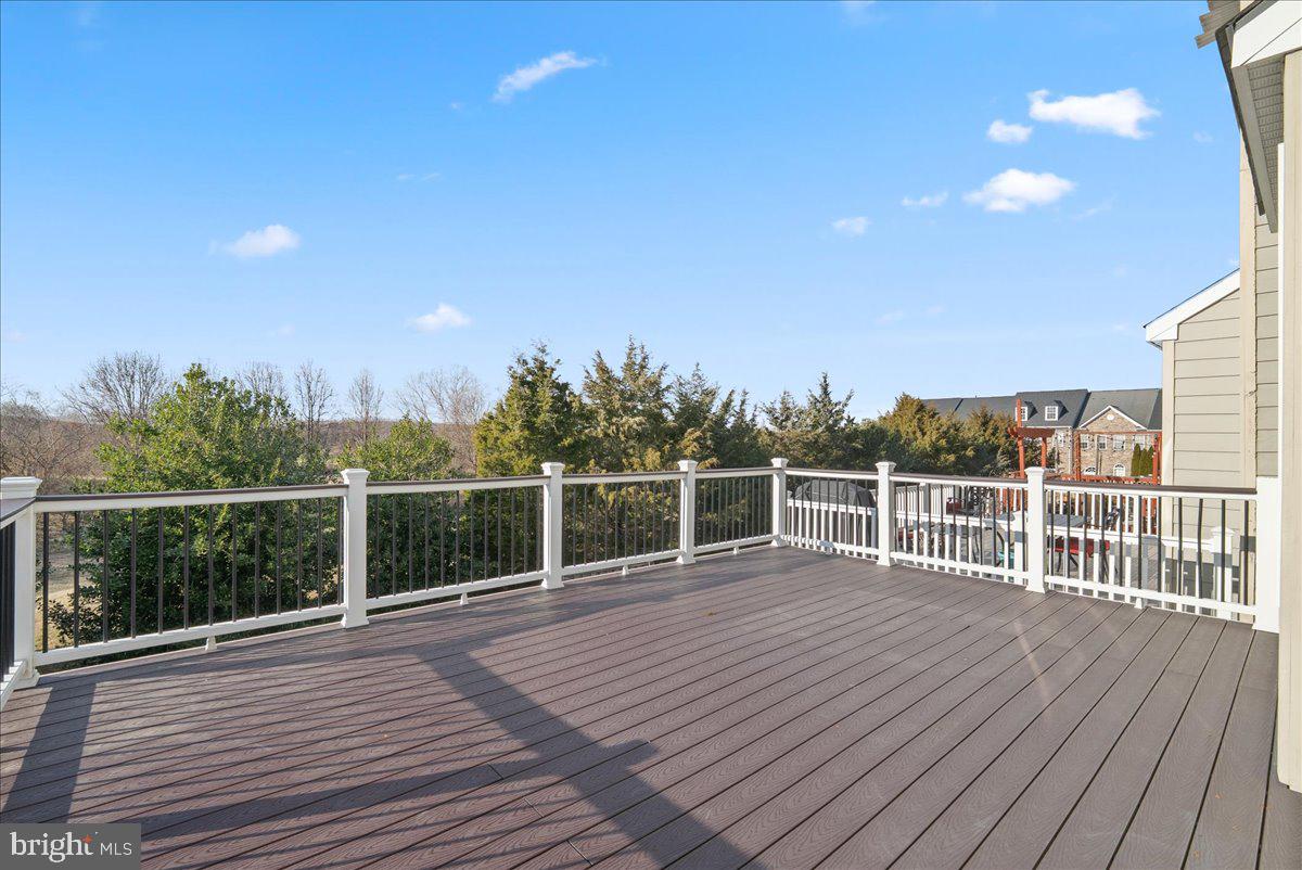 927 BUTTONWOOD TERRACE NE