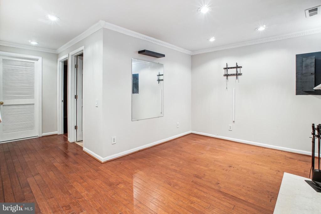 1813 ROCHELLE COURT