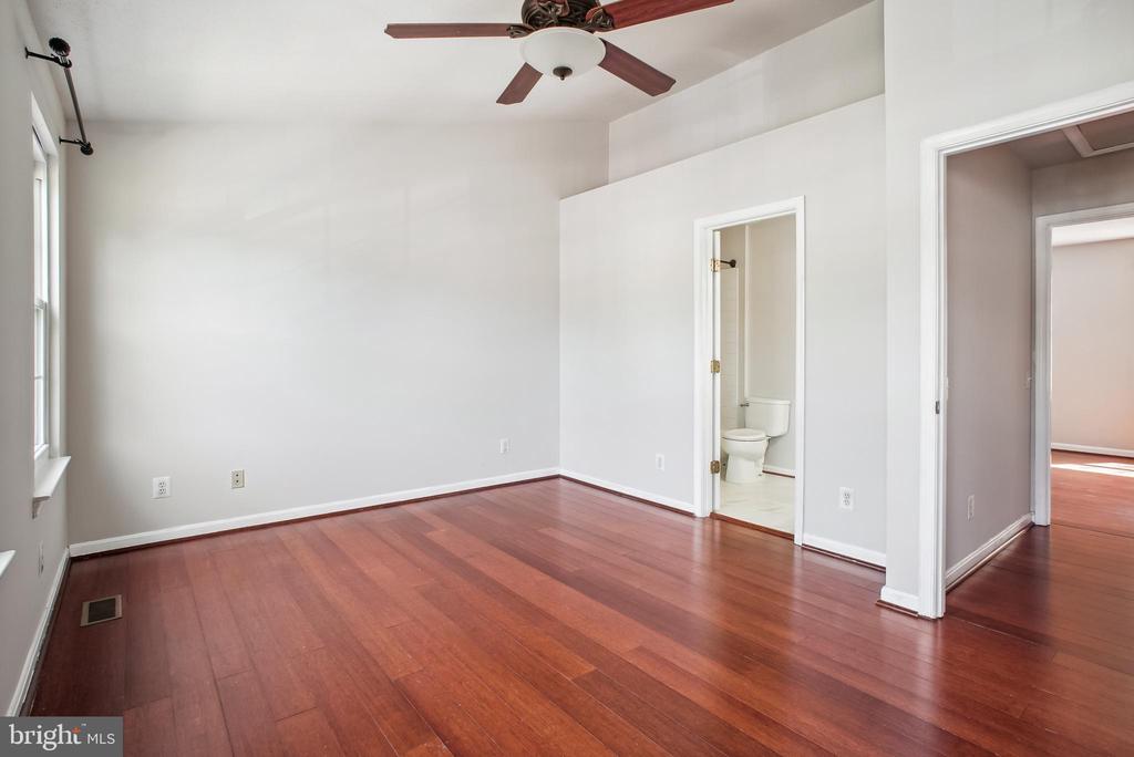 1813 ROCHELLE COURT