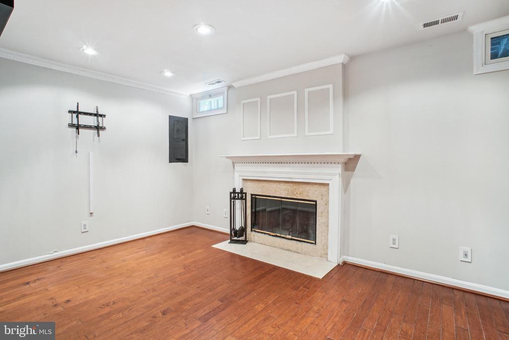 1813 ROCHELLE COURT