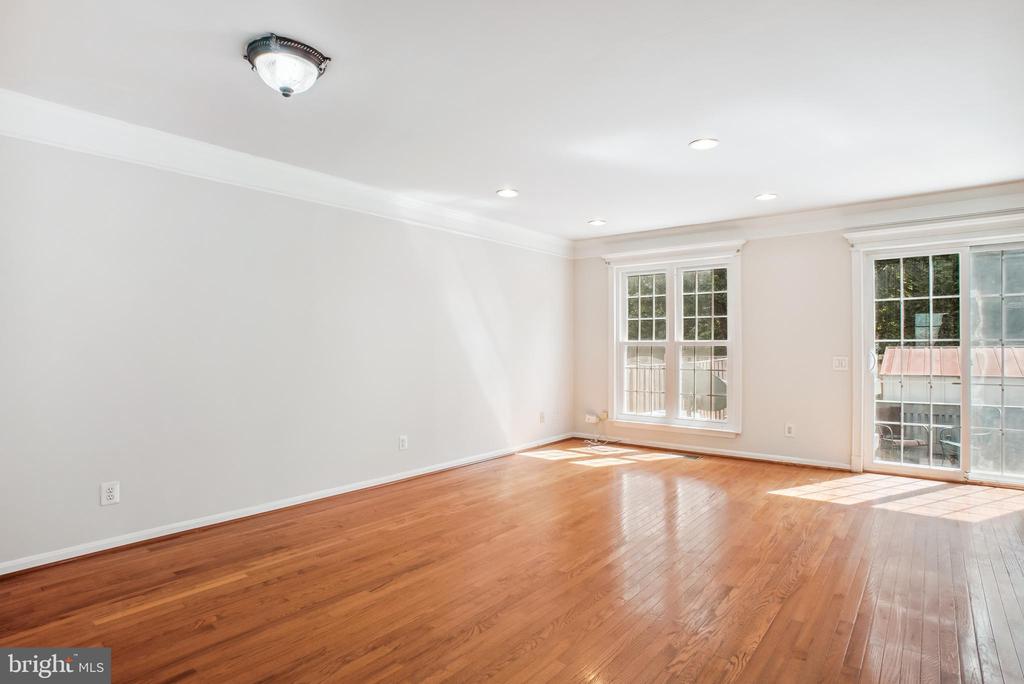 1813 ROCHELLE COURT
