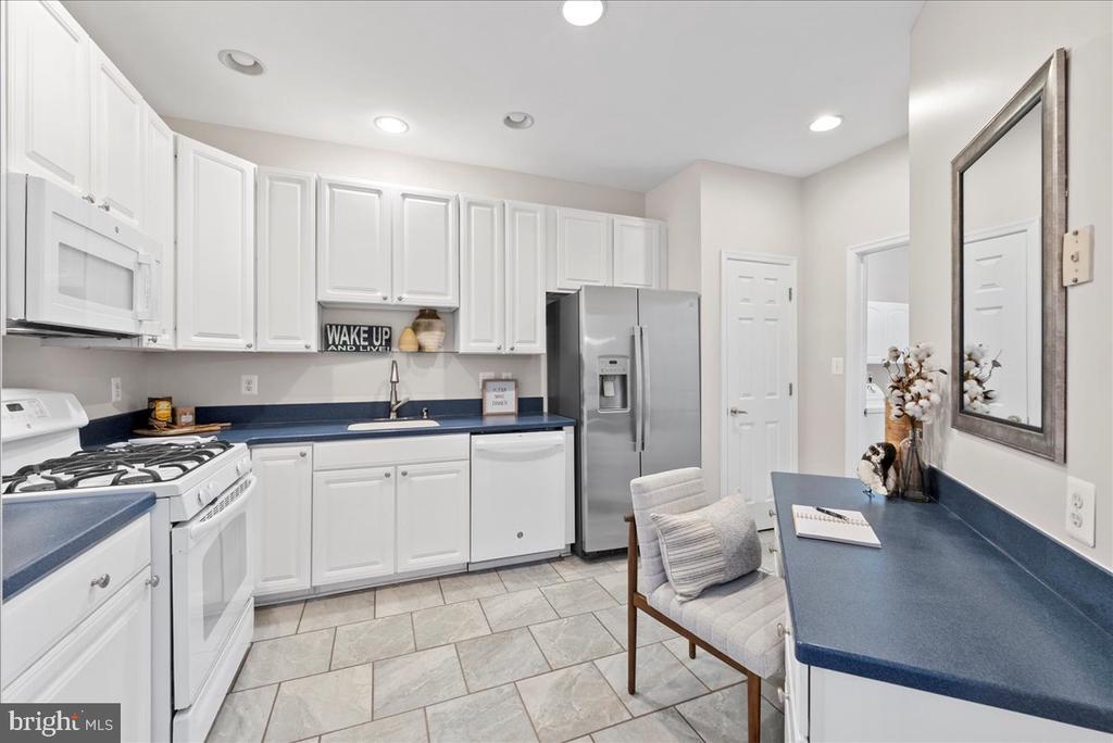 6904 WALNUT HILL DRIVE