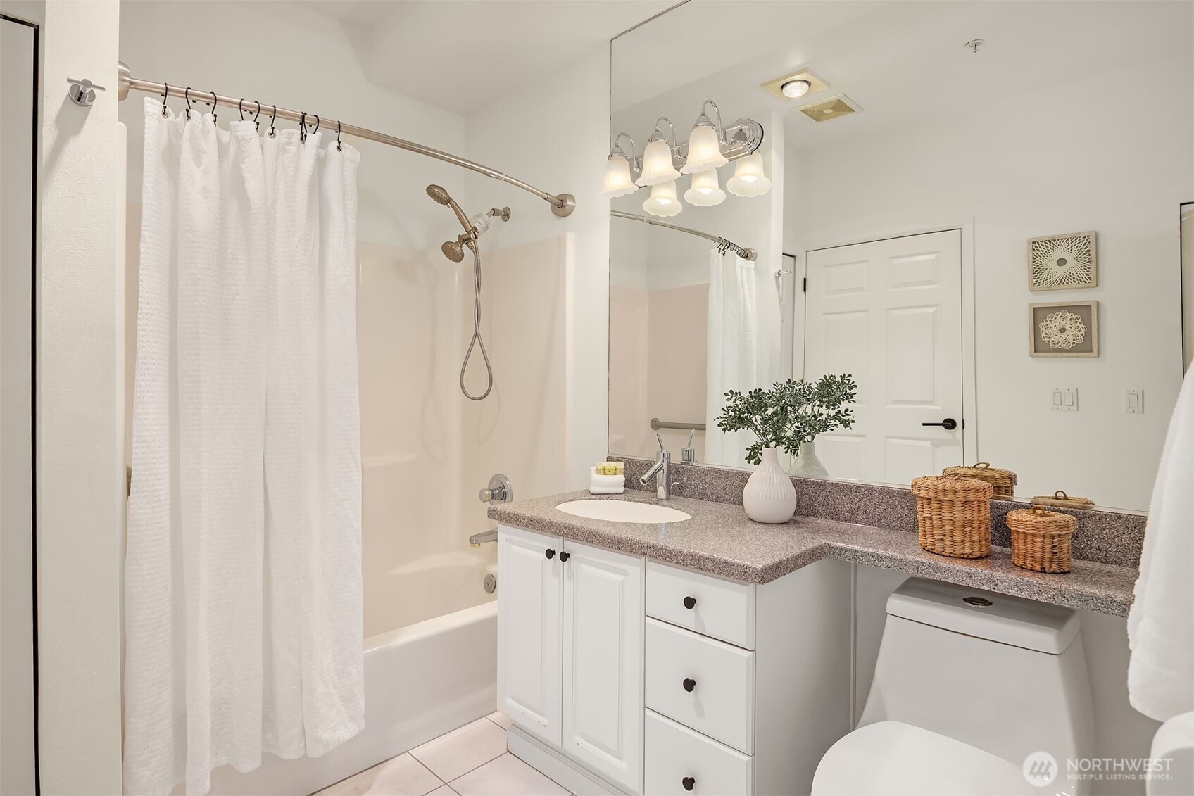 122 S State Street Unit: 207 E