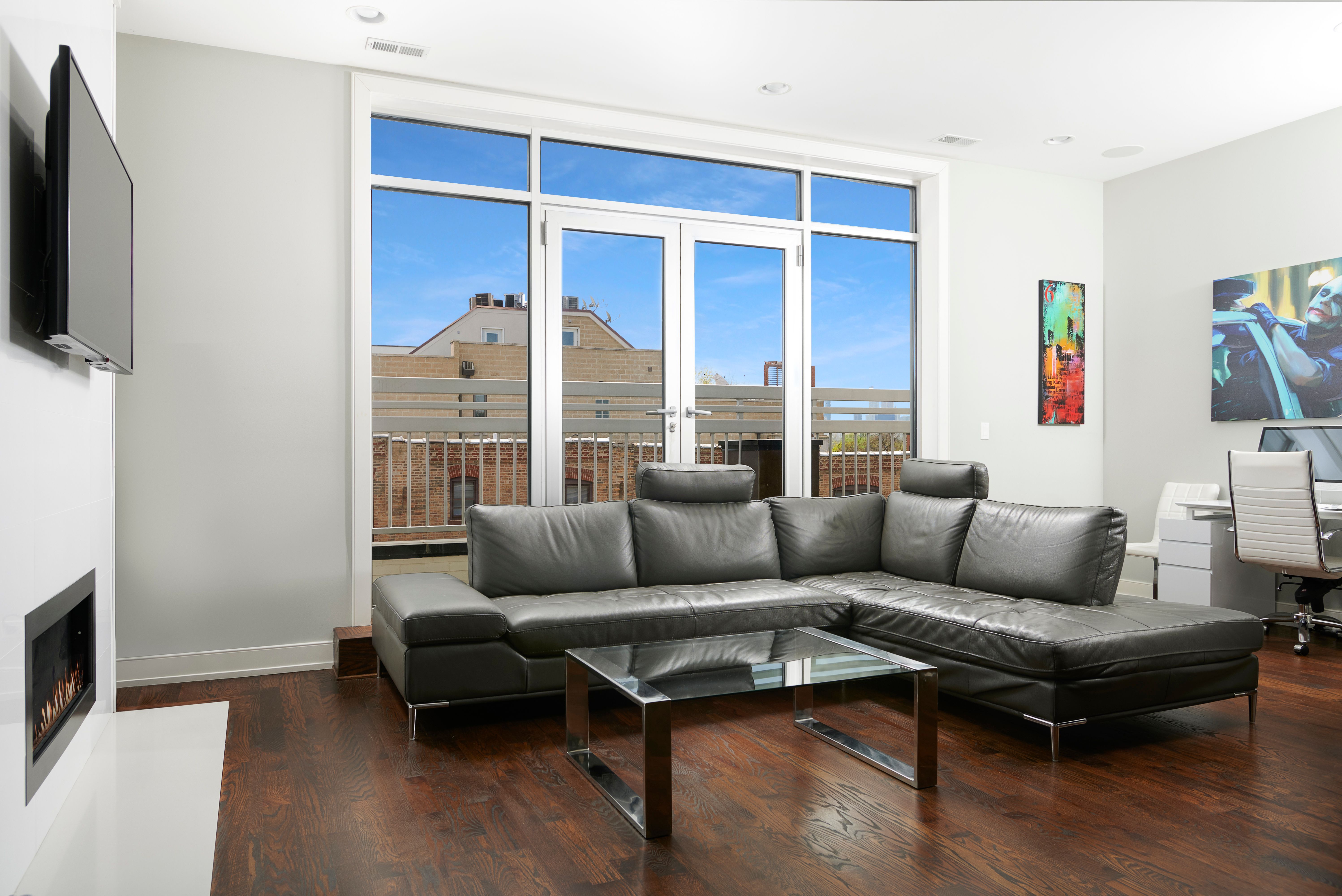 1866 N Damen 4 