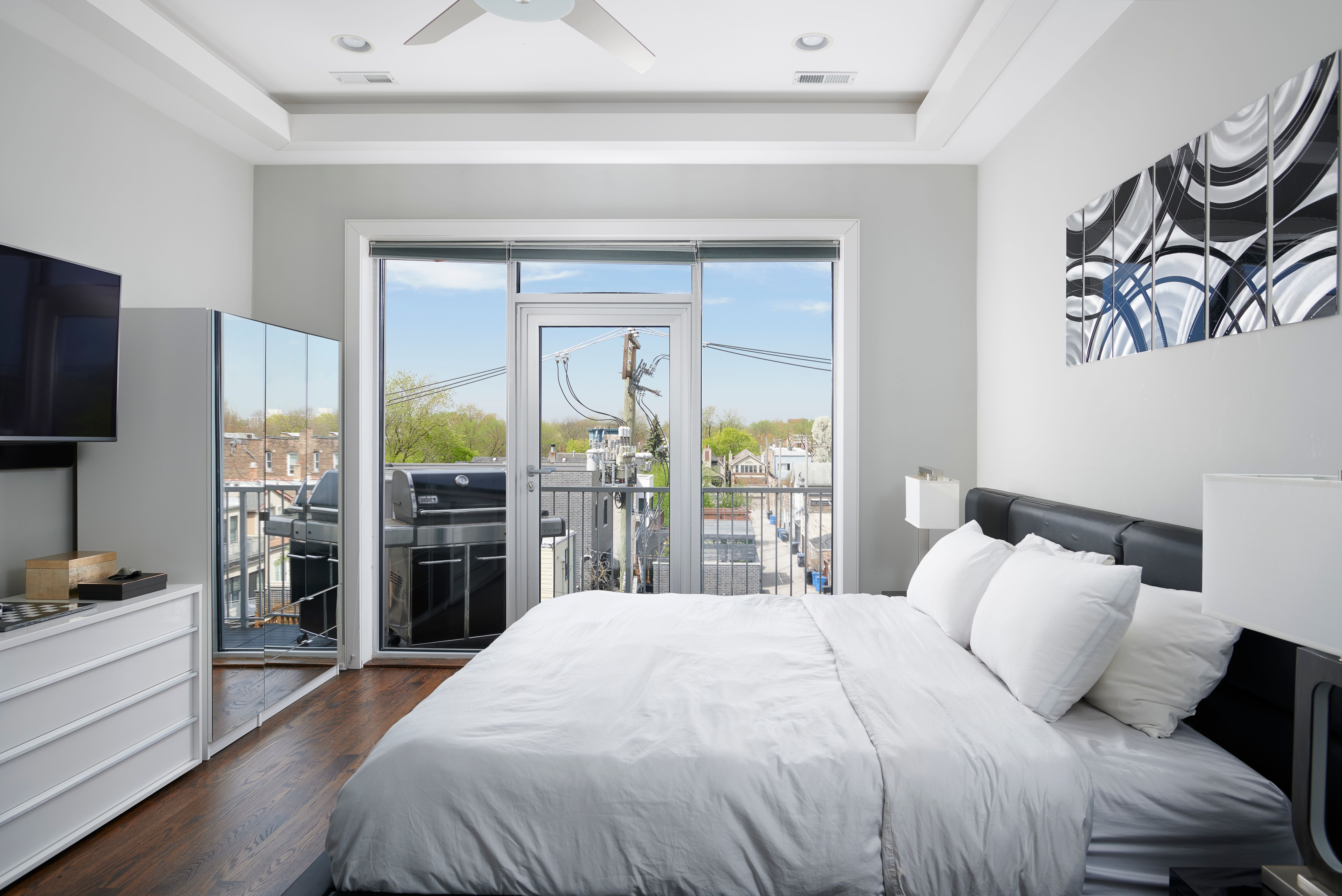 1866 N Damen 4 