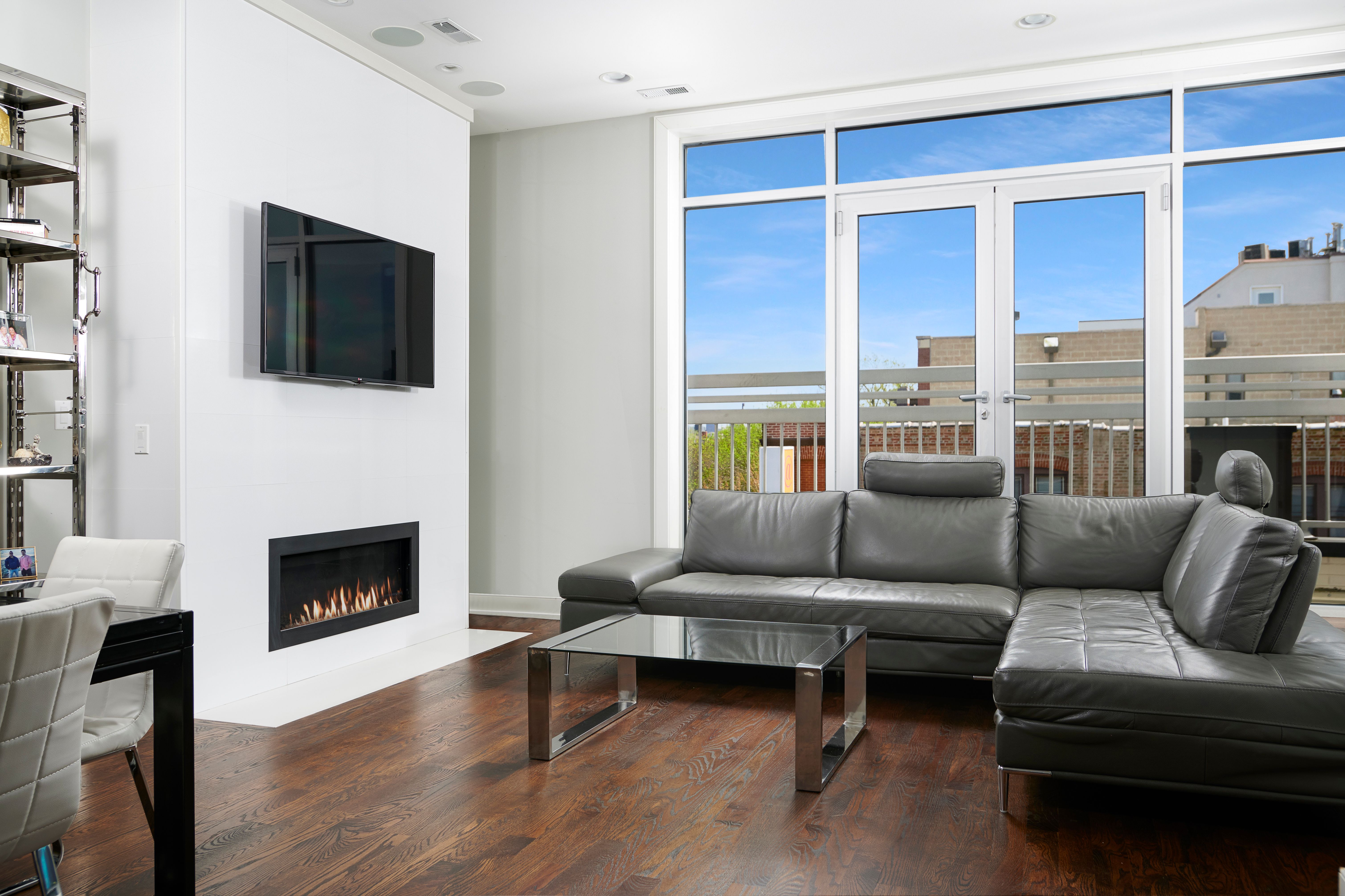 1866 N Damen 4 