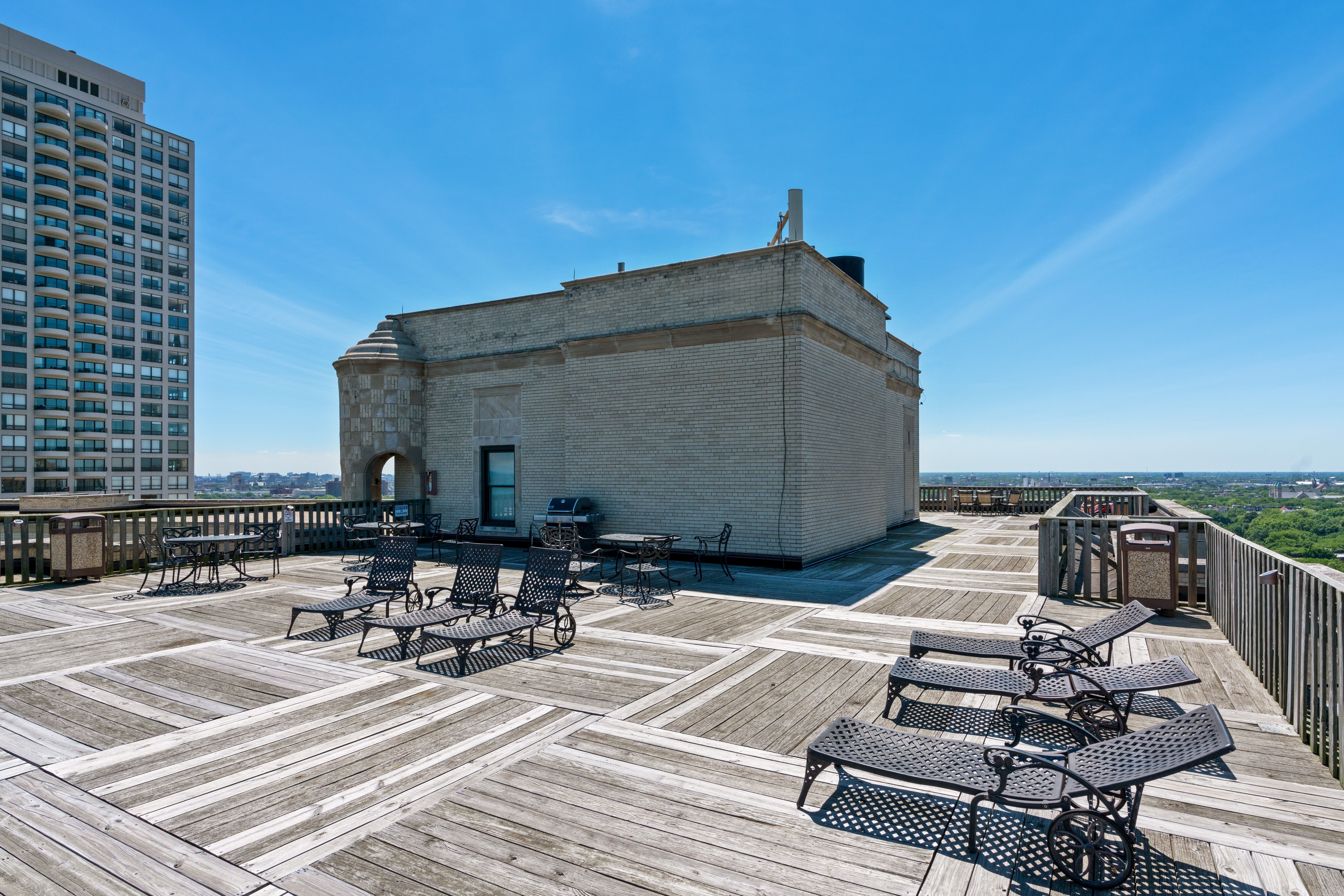 2000 N Lincoln Park West 912 