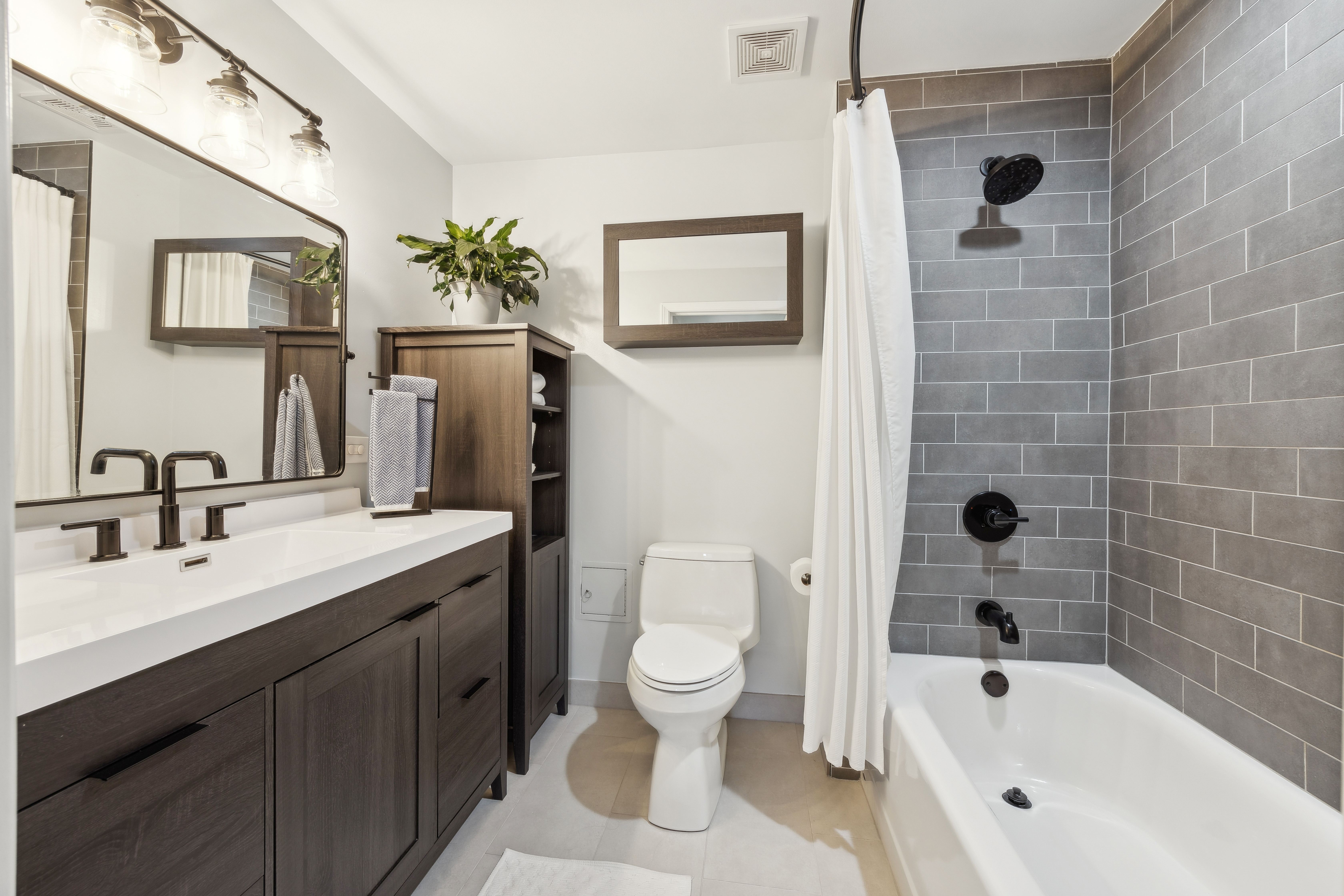 1212 N Wells Street Unit 203