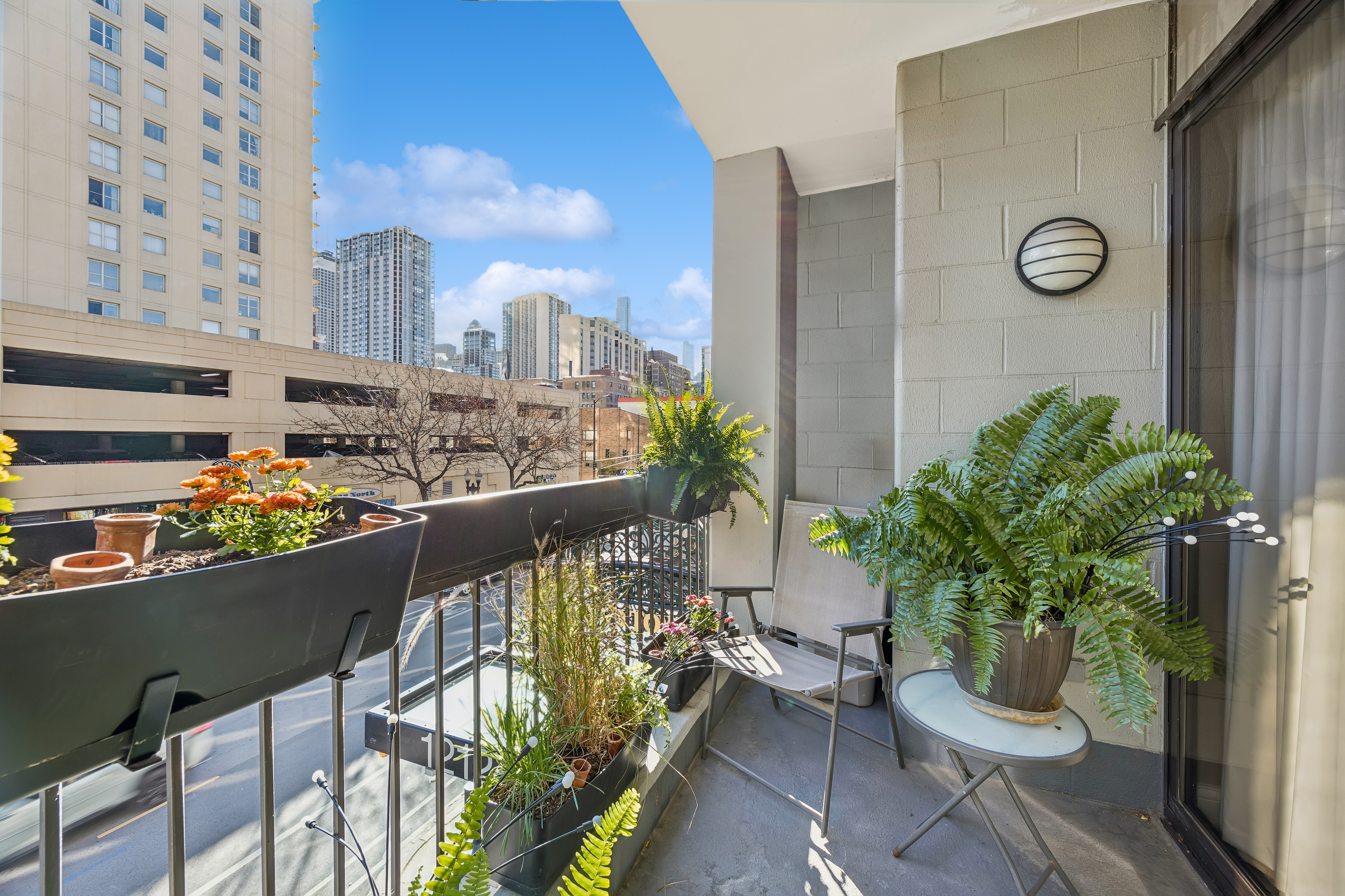 1212 N Wells Street Unit 203