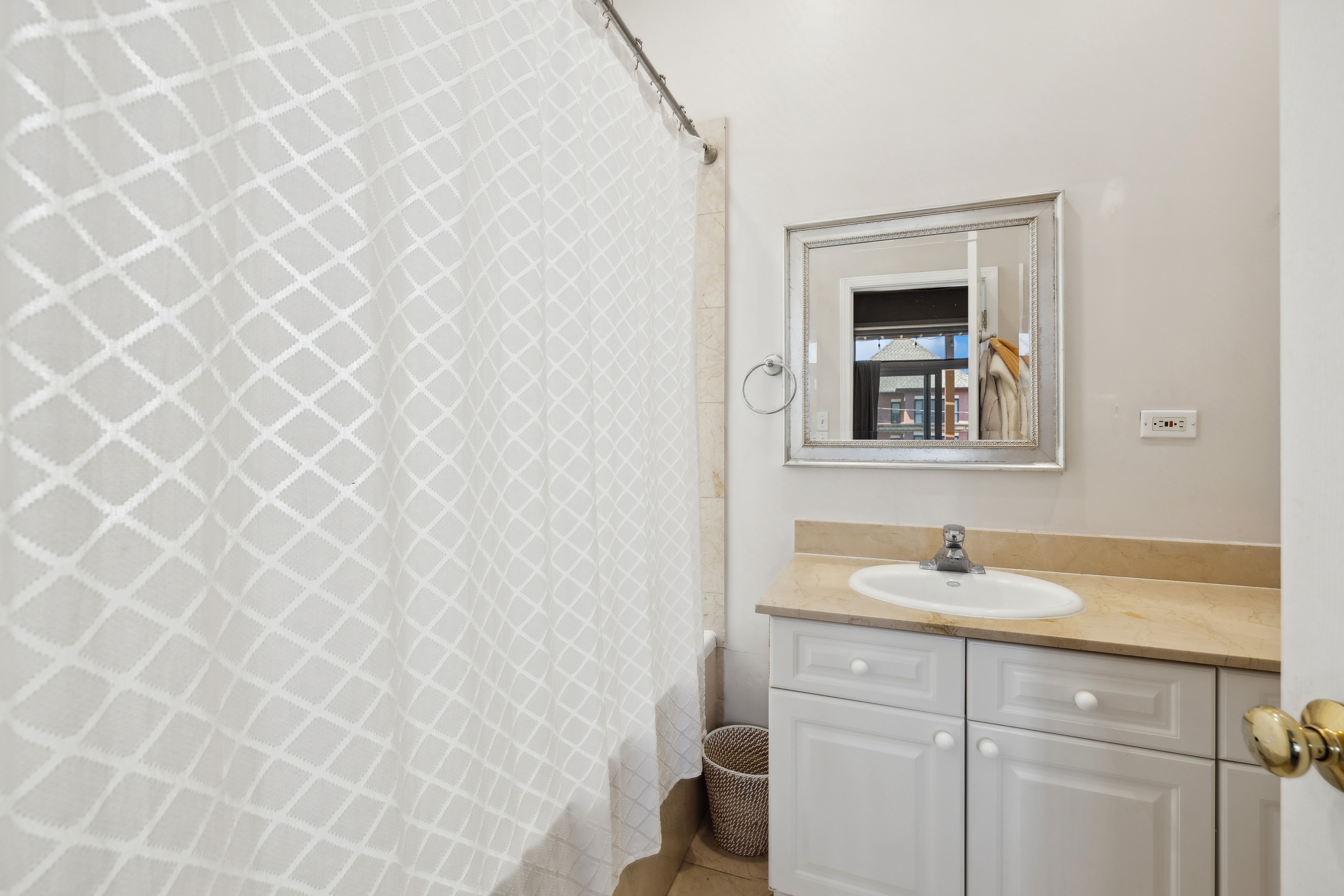 1730 W Diversey 2E 
