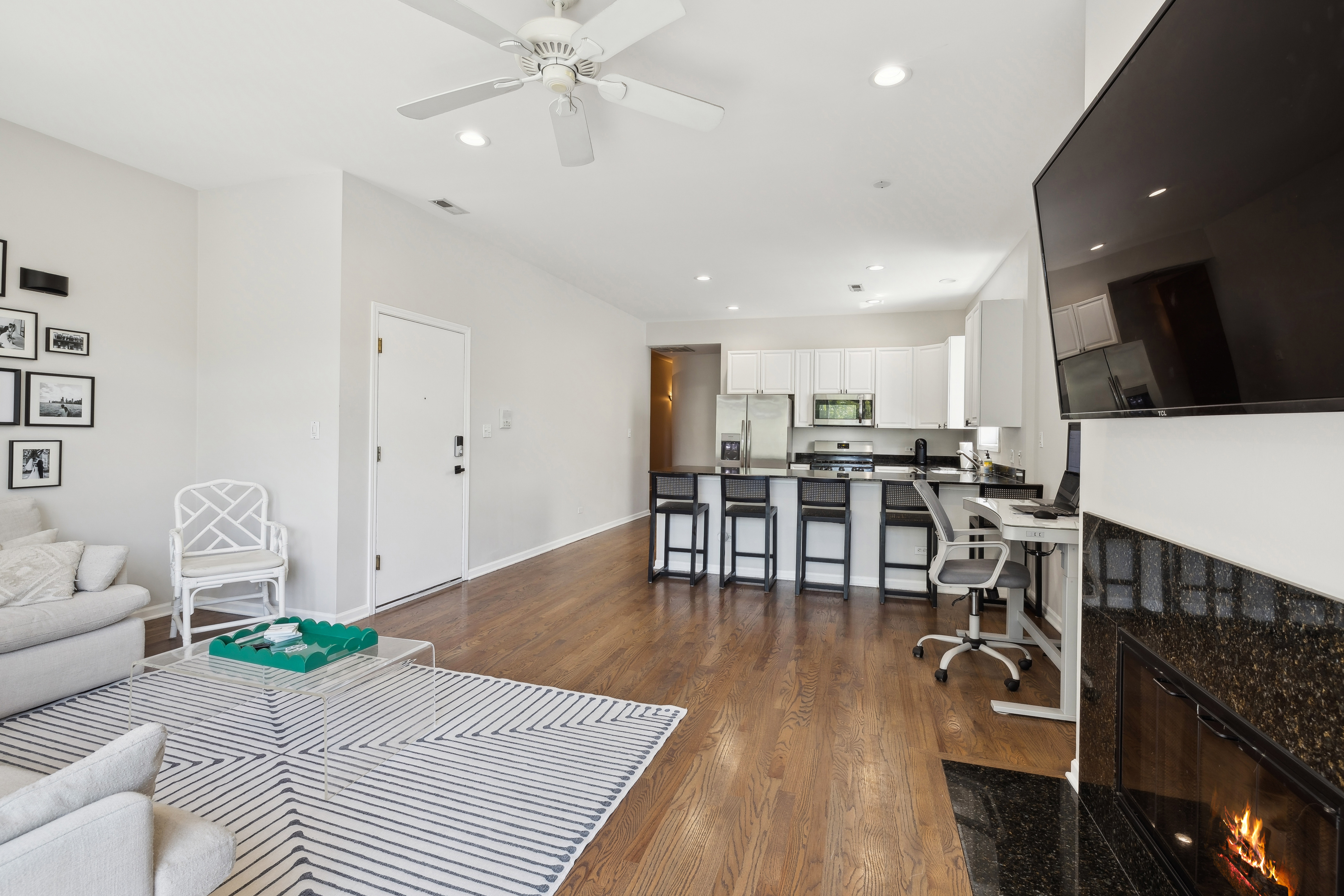 1730 W Diversey 2E 