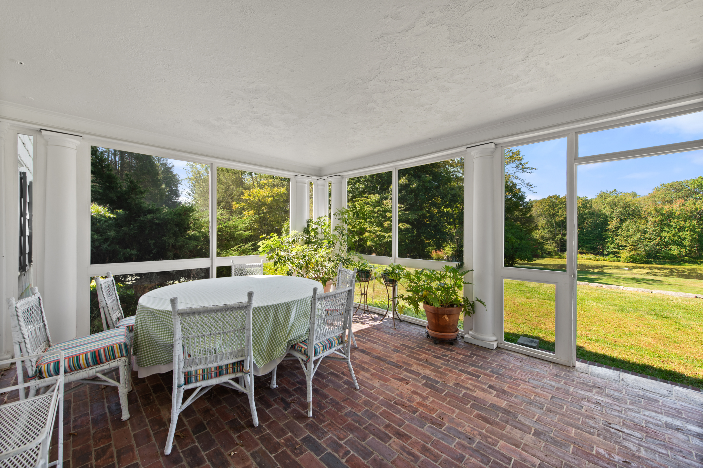 122 Round Hill Road