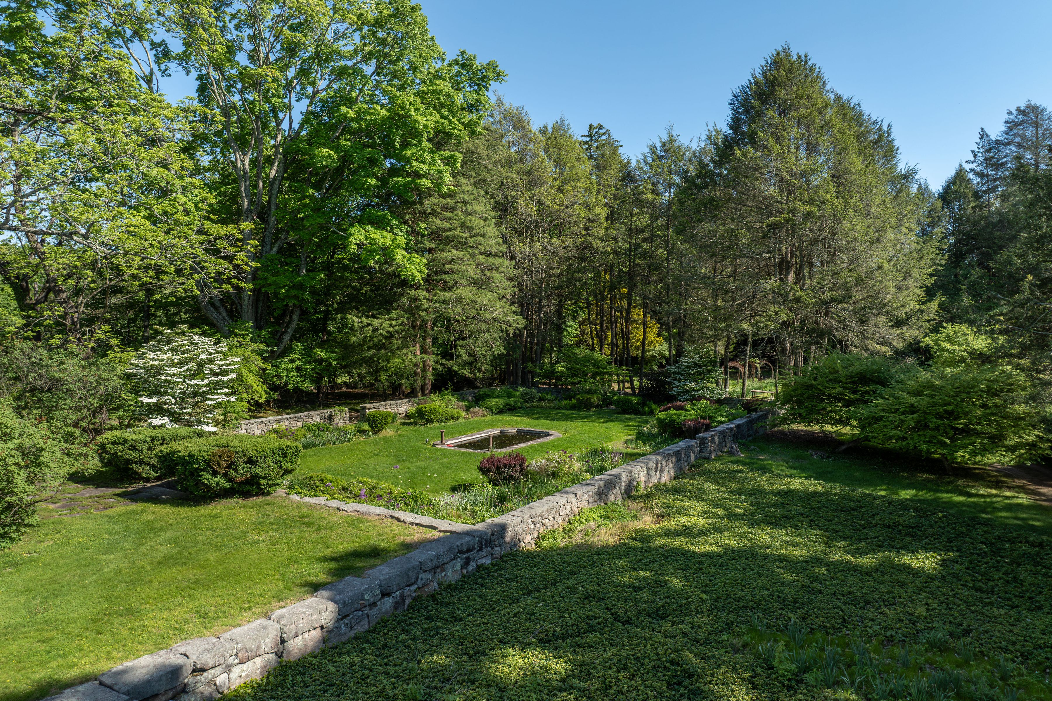 122 Round Hill Road