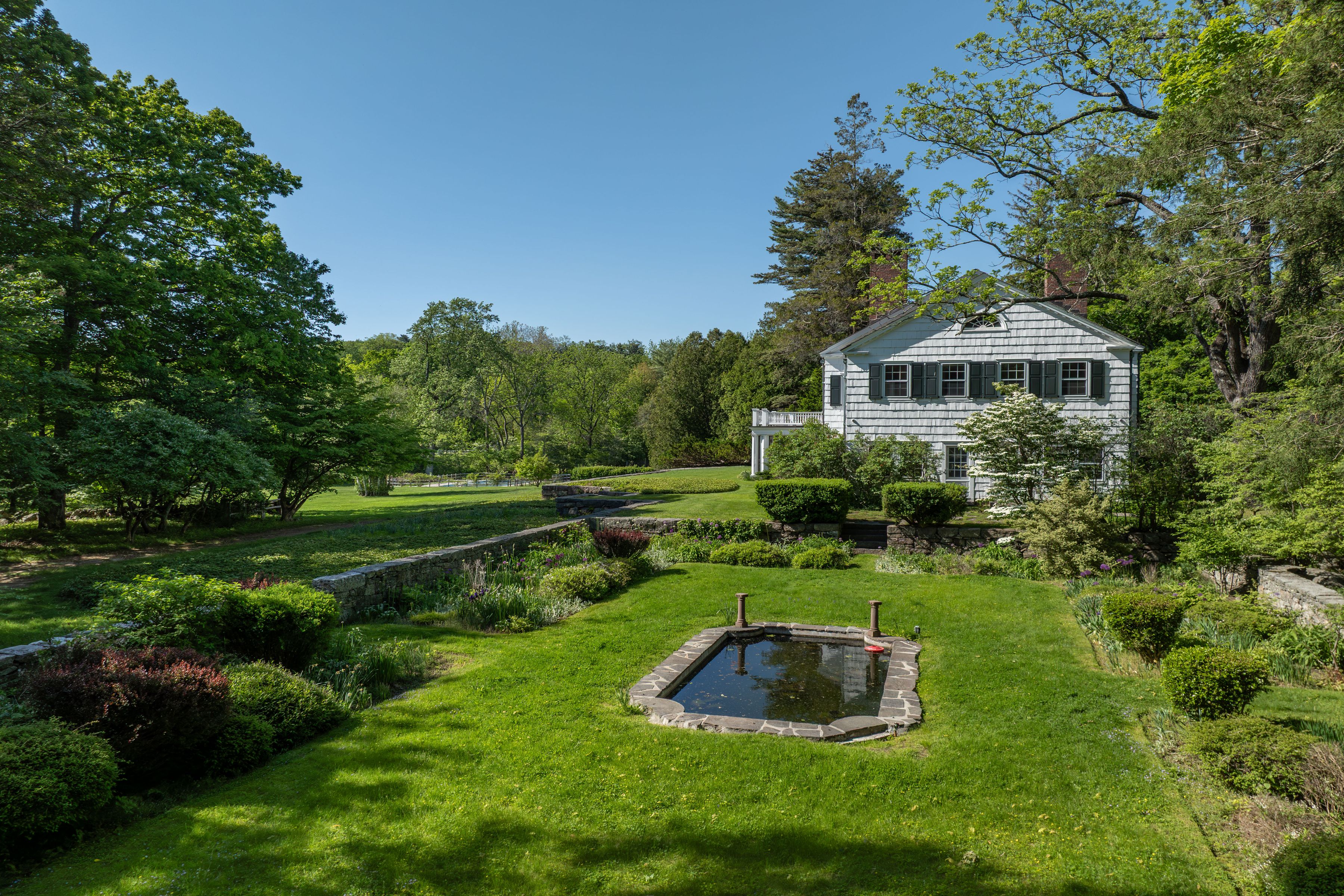 122 Round Hill Road