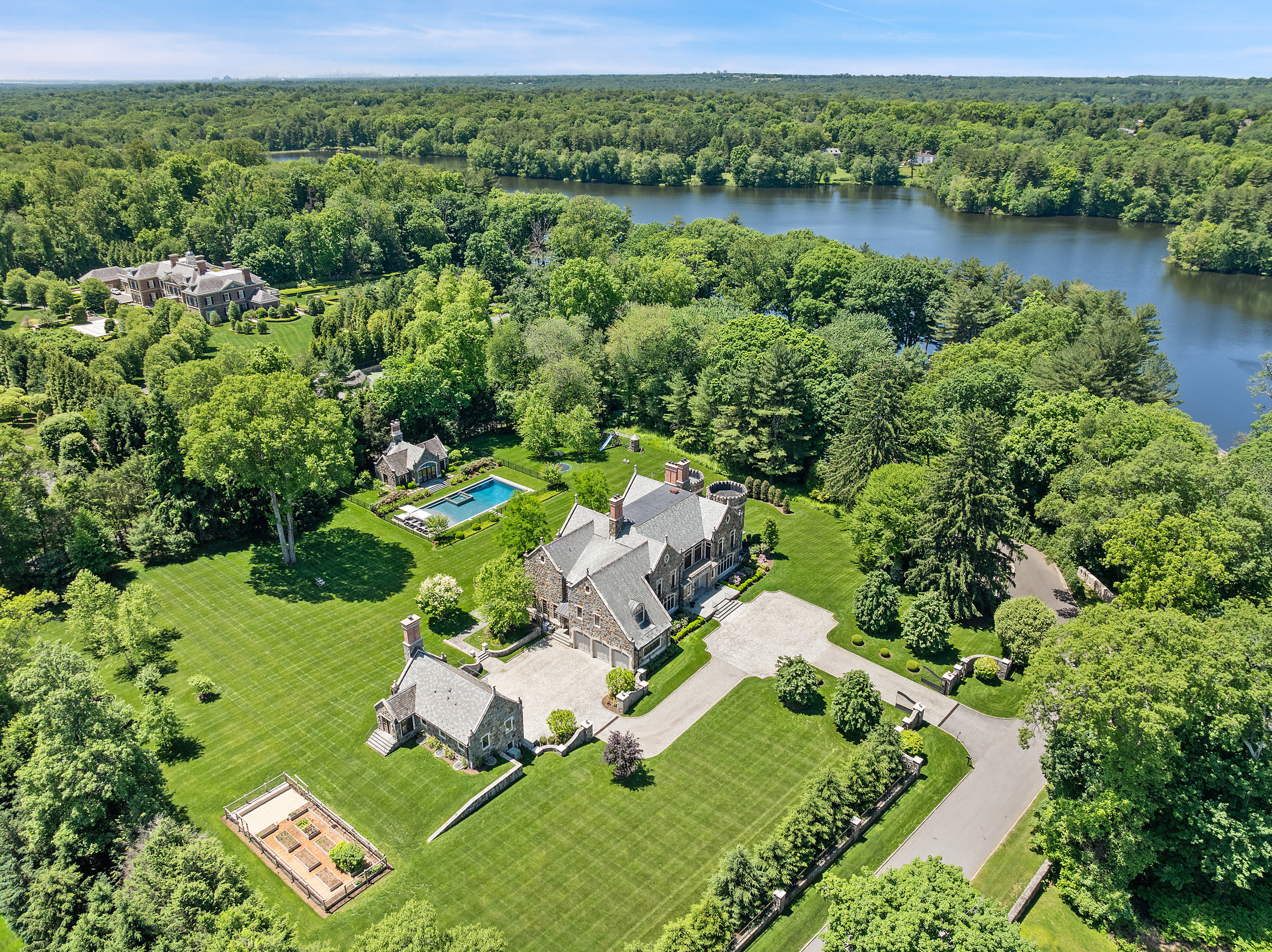7 Loch Lane 