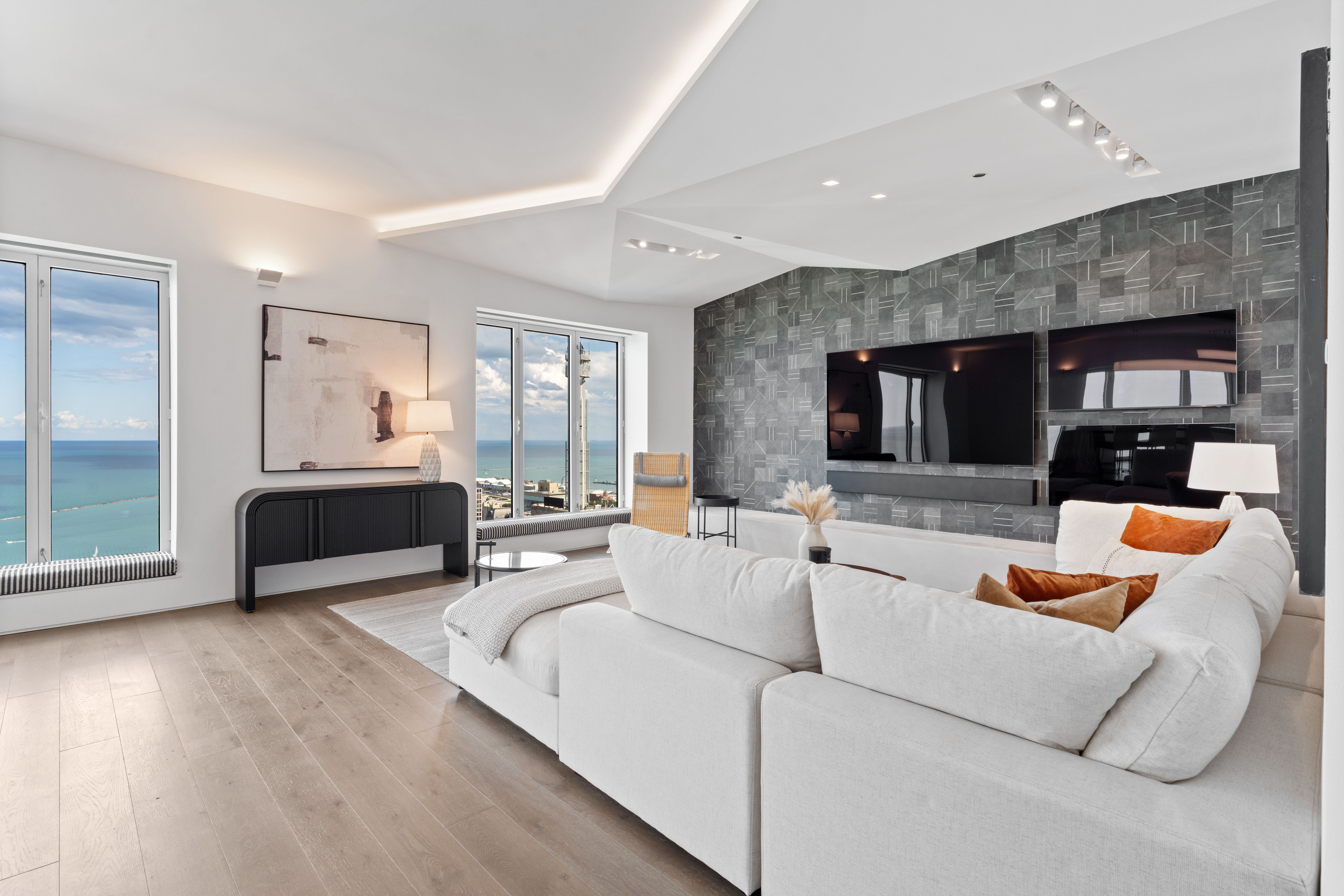 950 N Michigan Avenue Unit# 4605