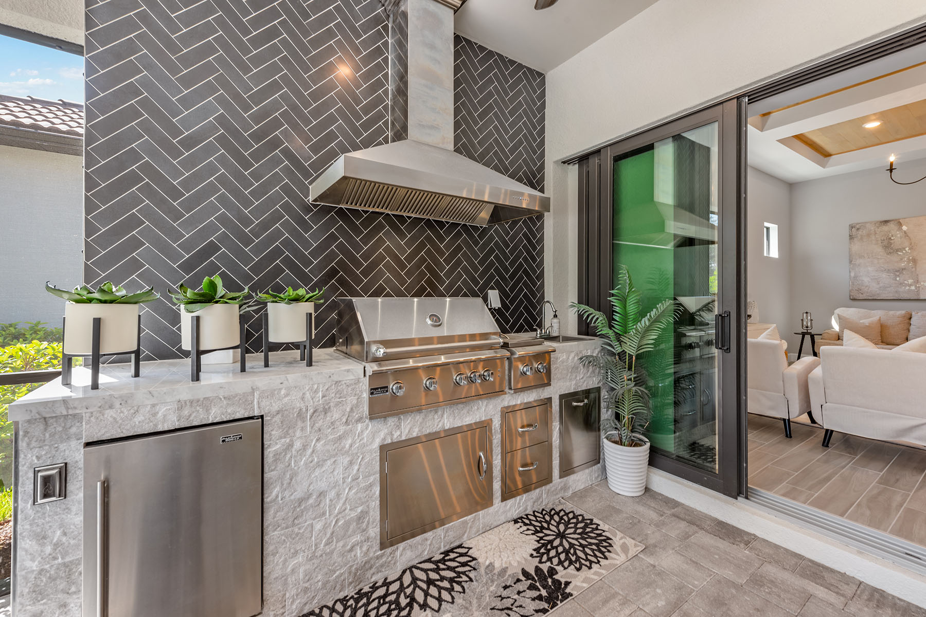 2738 Aviamar Circle
